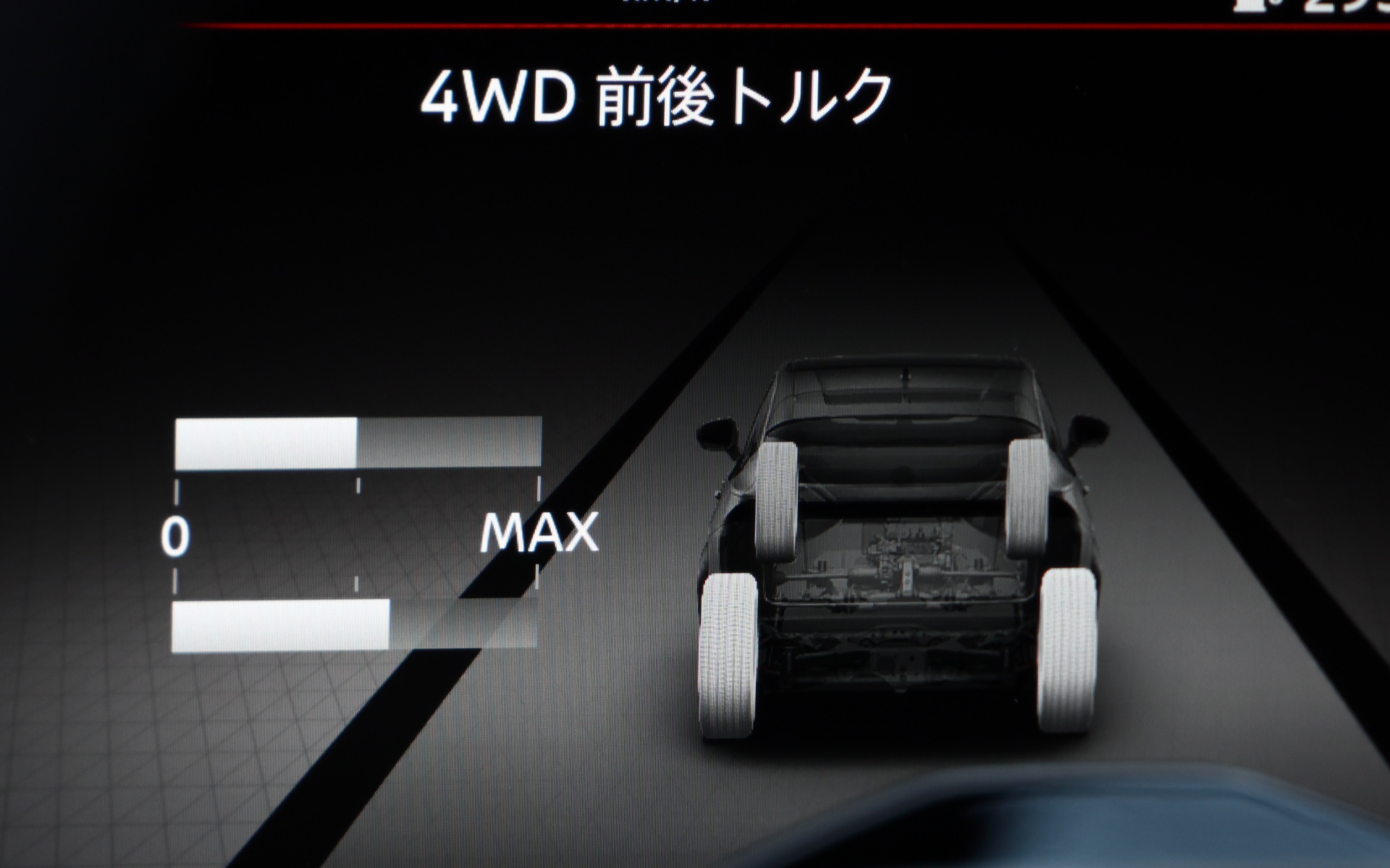 メーター内では4WDの前後トルク配分状況がリアルタイムで確認できる。白いバーは加速時、ブルーのバーは減速時。加速時はリア寄りの、減速時はフロント寄りの配分になる