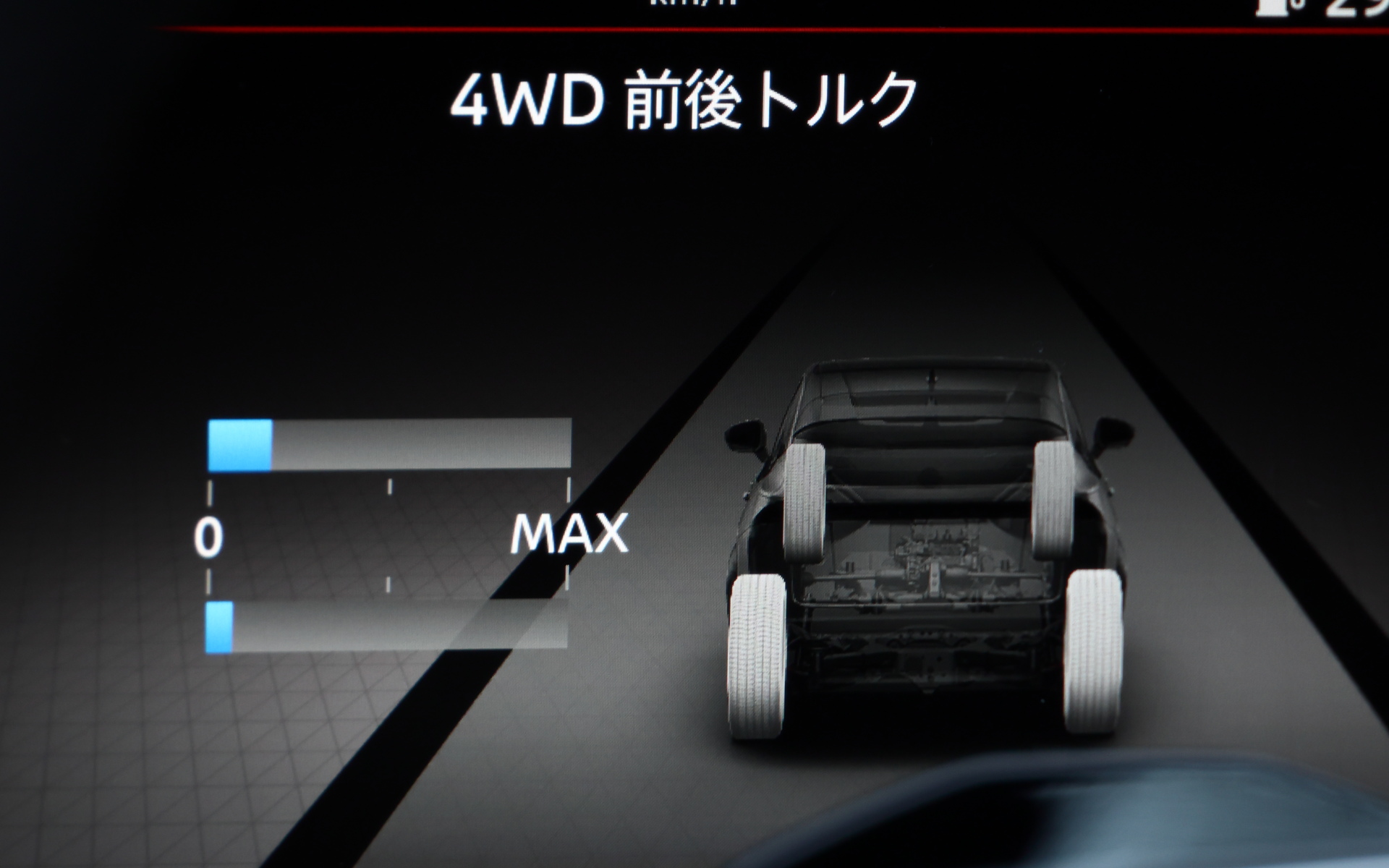 メーター内では4WDの前後トルク配分状況がリアルタイムで確認できる。白いバーは加速時、ブルーのバーは減速時。加速時はリア寄りの、減速時はフロント寄りの配分になる
