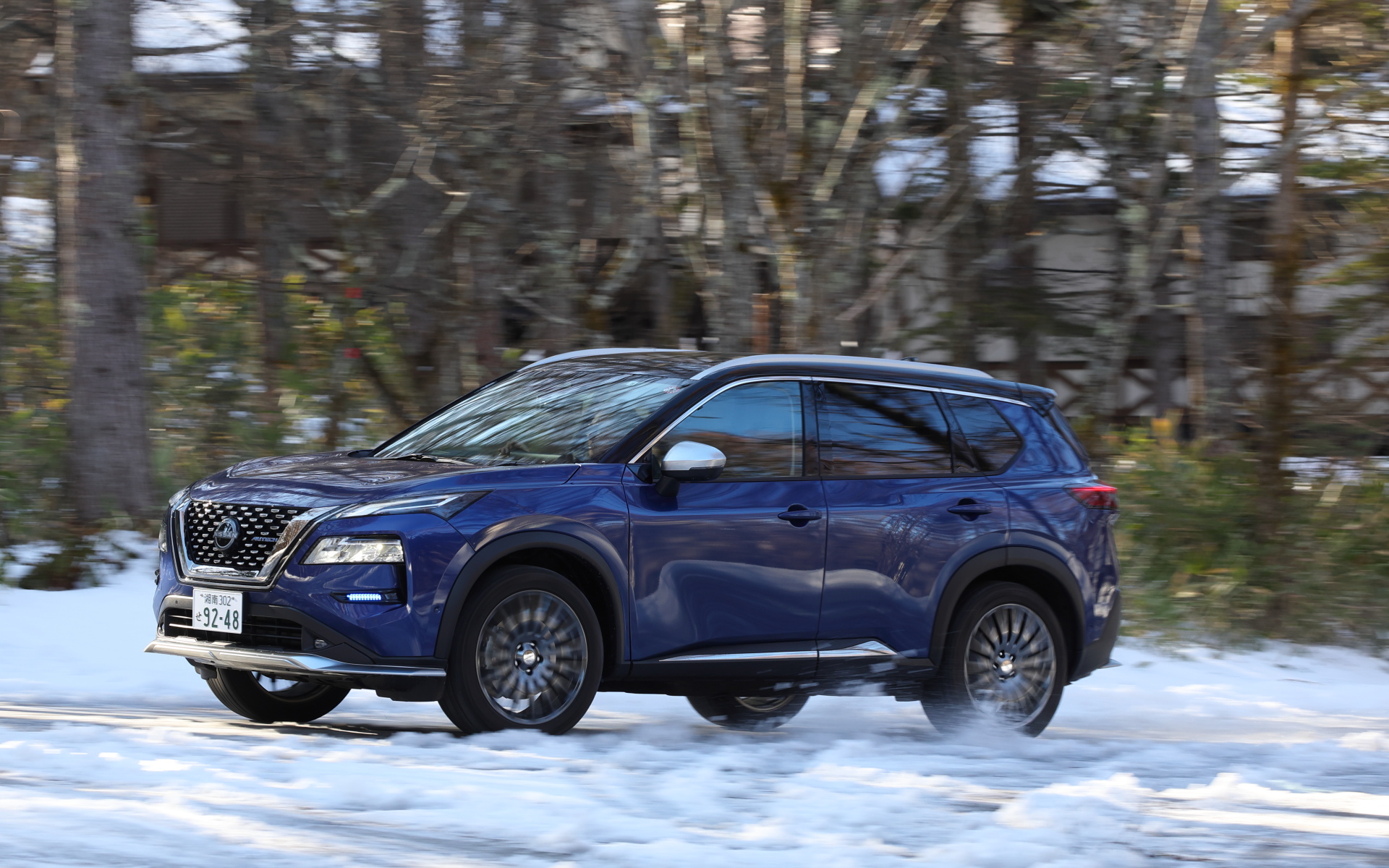 エクストレイル オーテック e-4ORCE。直列3気筒DOHC 1.5リッターエンジンは発電に使われ、最高出力150kW（204PS）/4501-7422rpm、最大トルク330Nm（33.7kgfm）/0-3505rpmを発生するフロントモーターと、最高出力100kW（136PS）/4897-9504rpm、最大トルク195Nm（19.9kgfm）/0-4897rpmを発生するリアモーターで駆動する。装着スタッドレスタイヤはブリヂストン VRX3