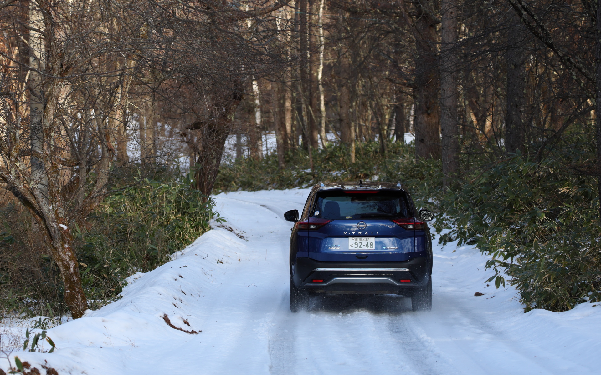 エクストレイル オーテック e-4ORCE。直列3気筒DOHC 1.5リッターエンジンは発電に使われ、最高出力150kW（204PS）/4501-7422rpm、最大トルク330Nm（33.7kgfm）/0-3505rpmを発生するフロントモーターと、最高出力100kW（136PS）/4897-9504rpm、最大トルク195Nm（19.9kgfm）/0-4897rpmを発生するリアモーターで駆動する。装着スタッドレスタイヤはブリヂストン VRX3