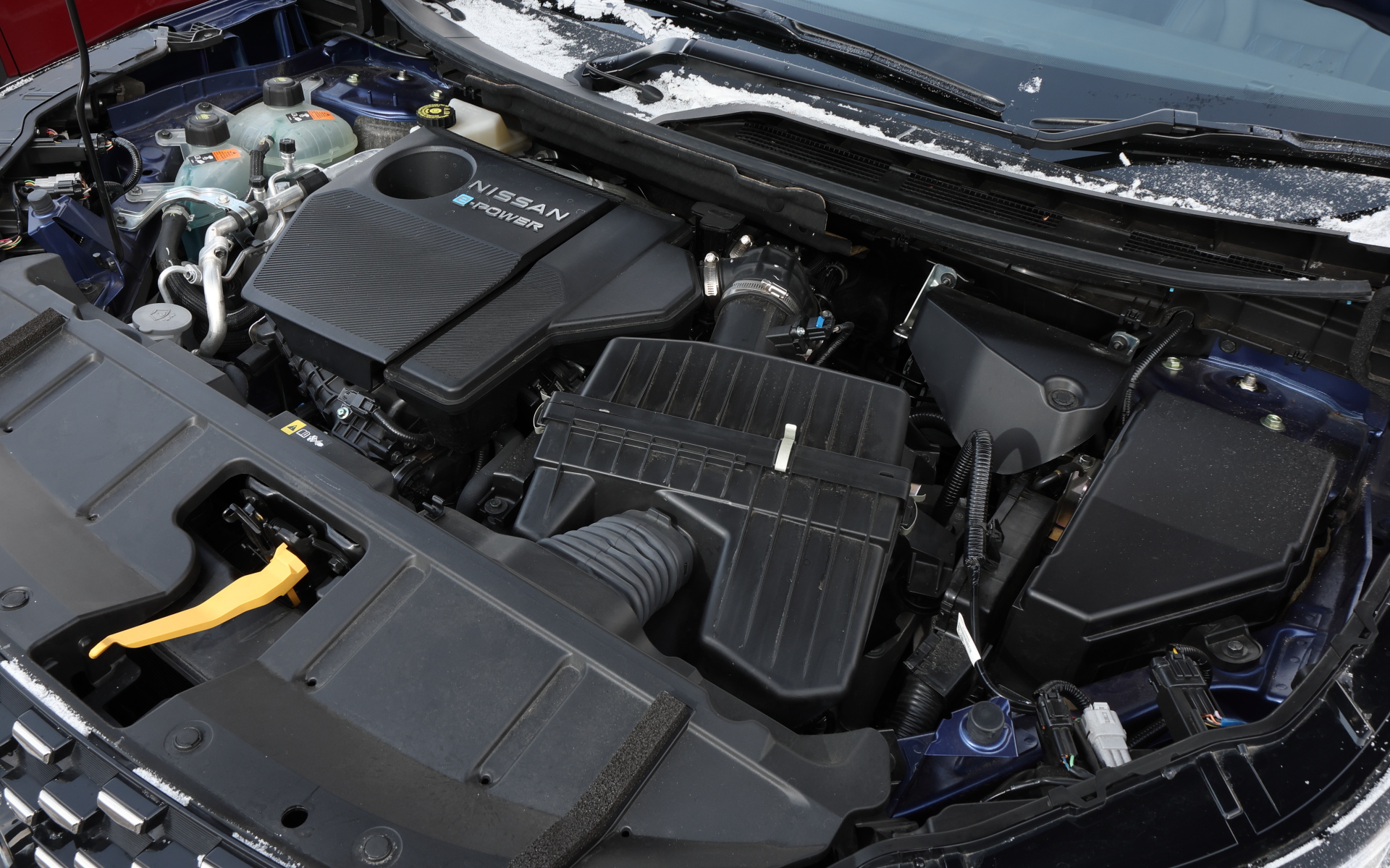 エクストレイル オーテック e-4ORCE。直列3気筒DOHC 1.5リッターエンジンは発電に使われ、最高出力150kW（204PS）/4501-7422rpm、最大トルク330Nm（33.7kgfm）/0-3505rpmを発生するフロントモーターと、最高出力100kW（136PS）/4897-9504rpm、最大トルク195Nm（19.9kgfm）/0-4897rpmを発生するリアモーターで駆動する。装着スタッドレスタイヤはブリヂストン VRX3