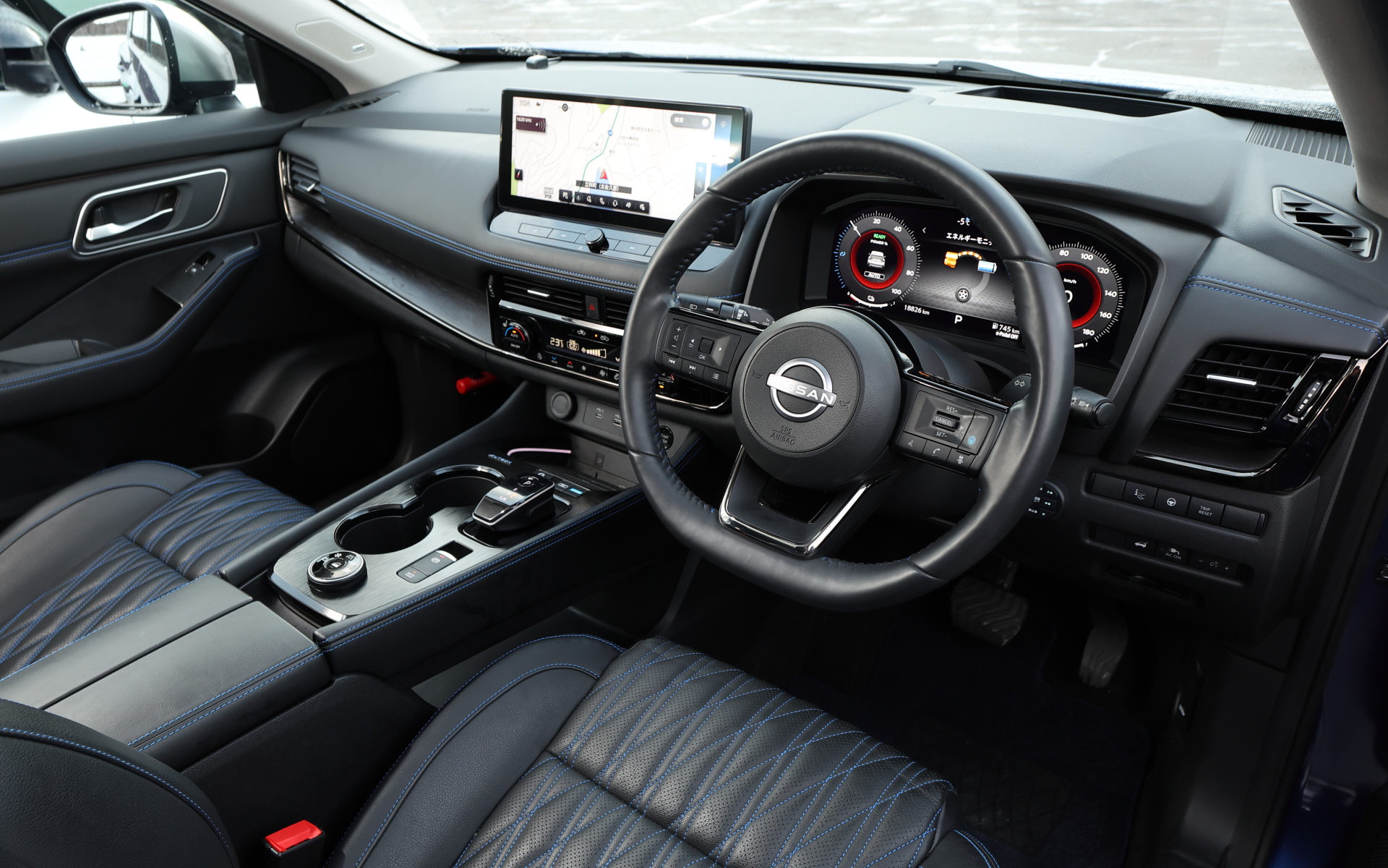 エクストレイル オーテック e-4ORCE。直列3気筒DOHC 1.5リッターエンジンは発電に使われ、最高出力150kW（204PS）/4501-7422rpm、最大トルク330Nm（33.7kgfm）/0-3505rpmを発生するフロントモーターと、最高出力100kW（136PS）/4897-9504rpm、最大トルク195Nm（19.9kgfm）/0-4897rpmを発生するリアモーターで駆動する。装着スタッドレスタイヤはブリヂストン VRX3