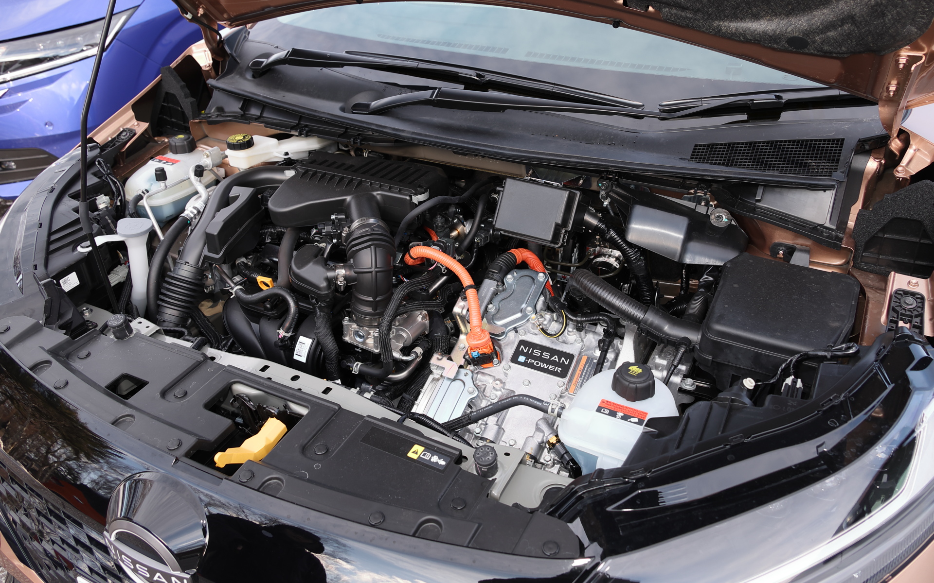 ノート オーラ G FOUR leather edition。直列3気筒1.2リッターエンジンを発電用に搭載。最高出力100kW（136PS）/3183-8500rpm、最大トルク300Nm（30.6kgfm）/0-3183rpmを発生するフロントモーターに加え、4WDモデルは最高出力50kW（68PS）/4775-10024rpm、最大トルク100Nm（10.2kgfm）/0-4775rpmも用いて駆動する。装着スタッドレスタイヤはブリヂストン VRX3