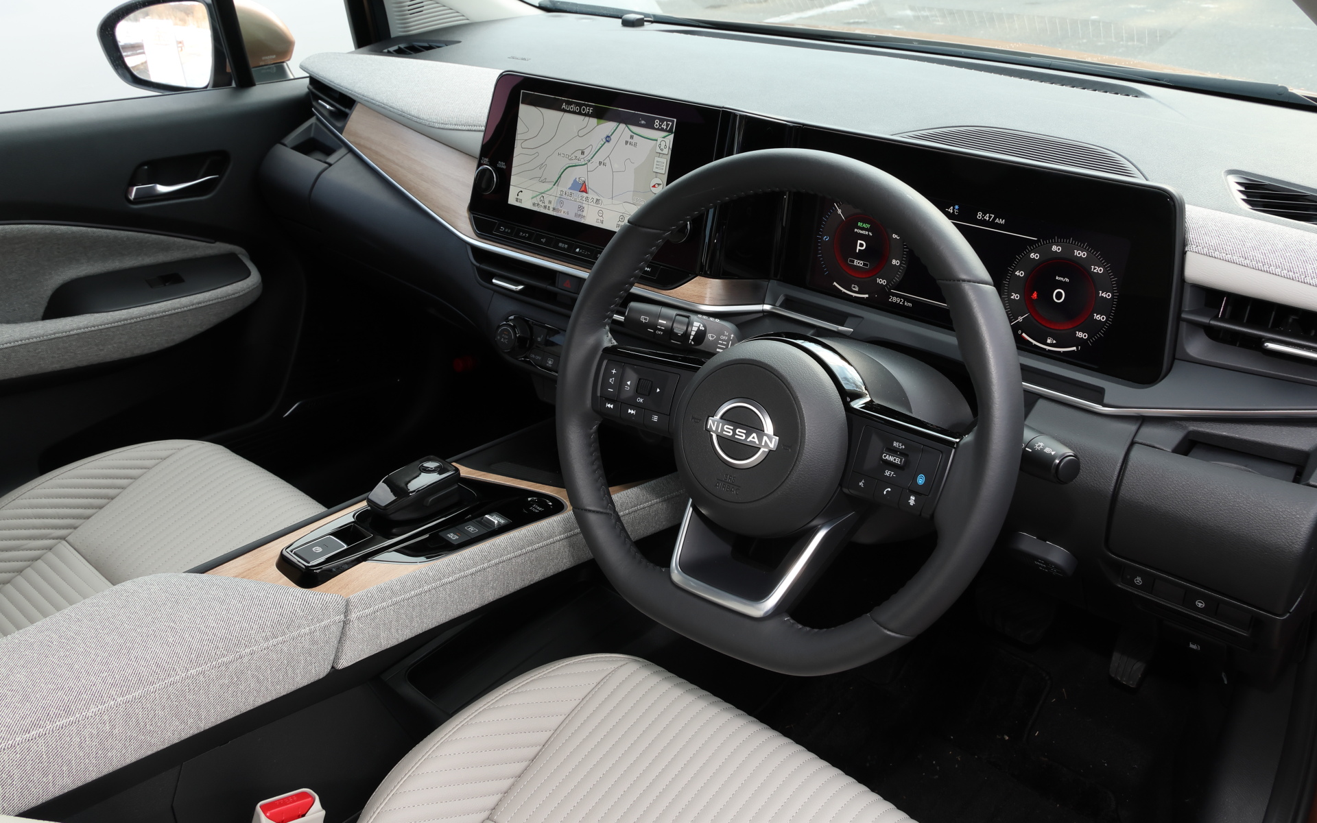 ノート オーラ G FOUR leather edition。直列3気筒1.2リッターエンジンを発電用に搭載。最高出力100kW（136PS）/3183-8500rpm、最大トルク300Nm（30.6kgfm）/0-3183rpmを発生するフロントモーターに加え、4WDモデルは最高出力50kW（68PS）/4775-10024rpm、最大トルク100Nm（10.2kgfm）/0-4775rpmも用いて駆動する。装着スタッドレスタイヤはブリヂストン VRX3