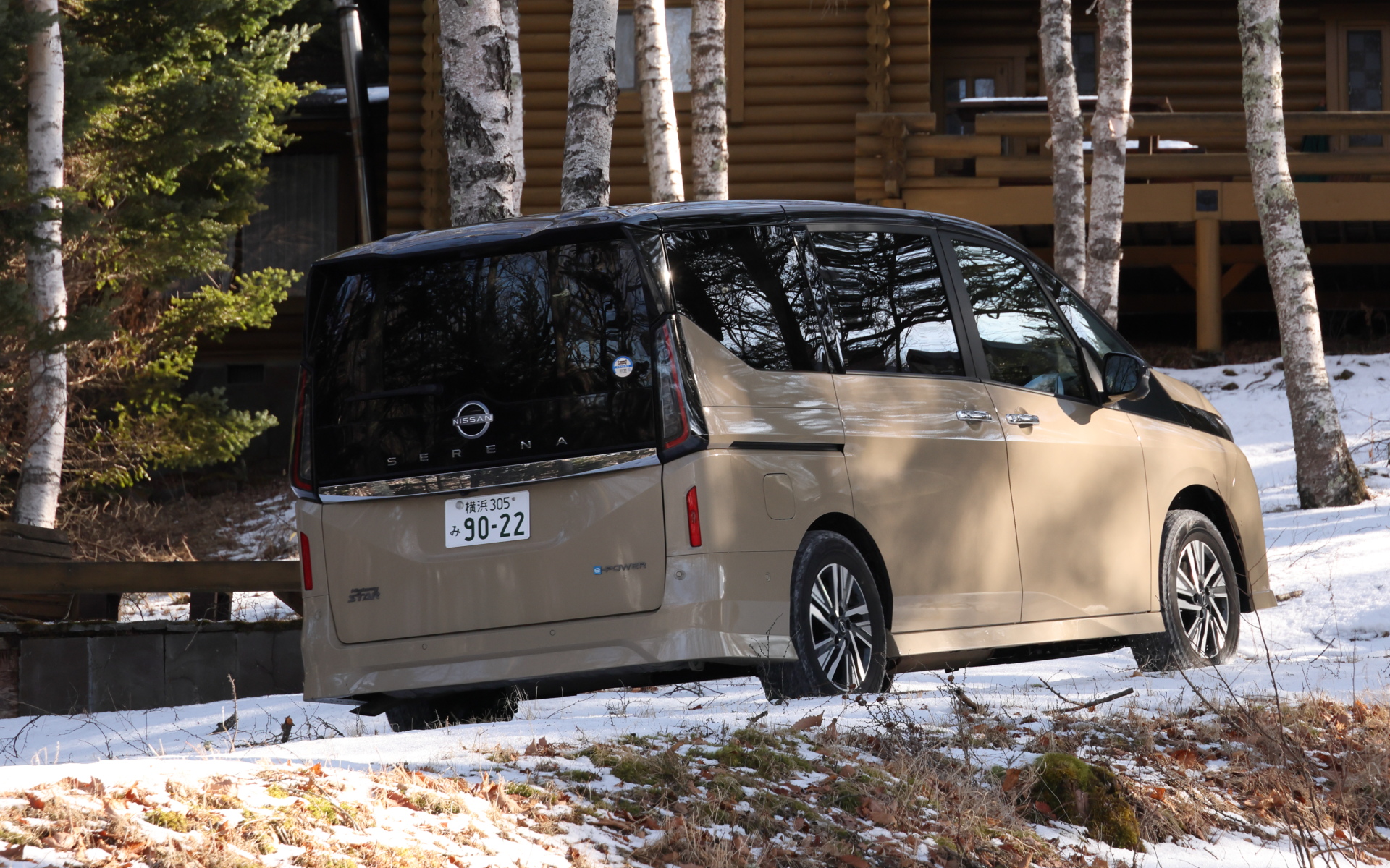 セレナ e-POWER ハイウェイスターV。直列3気筒1.5リッターエンジンを発電用に搭載。フロントモーターは最高出力72kW（98PS）/5600rpm、最大トルク123Nm（12.5kgfm）/5600rpmを発生する。装着スタッドレスタイヤはブリヂストン VRX3