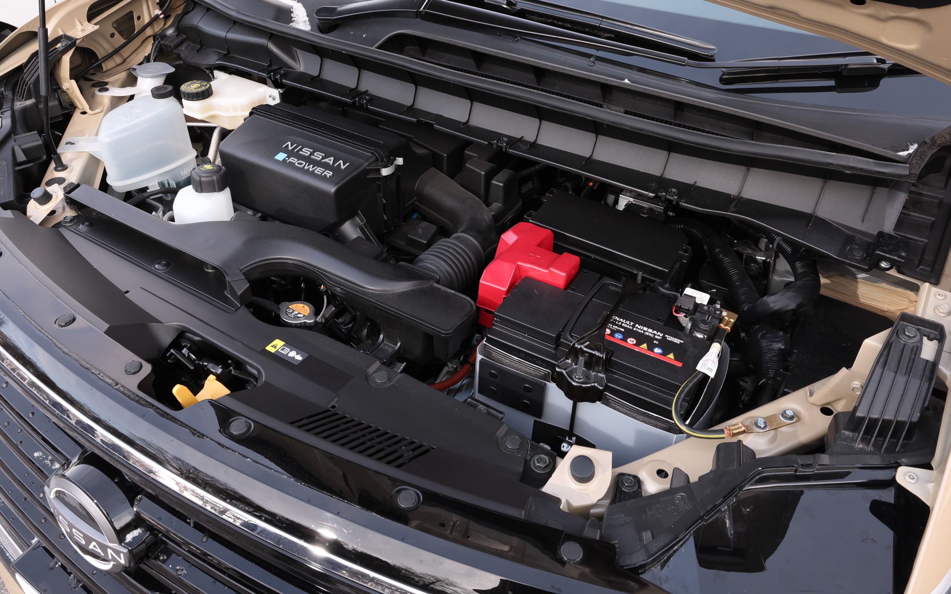 セレナ e-POWER ハイウェイスターV。直列3気筒1.5リッターエンジンを発電用に搭載。フロントモーターは最高出力72kW（98PS）/5600rpm、最大トルク123Nm（12.5kgfm）/5600rpmを発生する。装着スタッドレスタイヤはブリヂストン VRX3