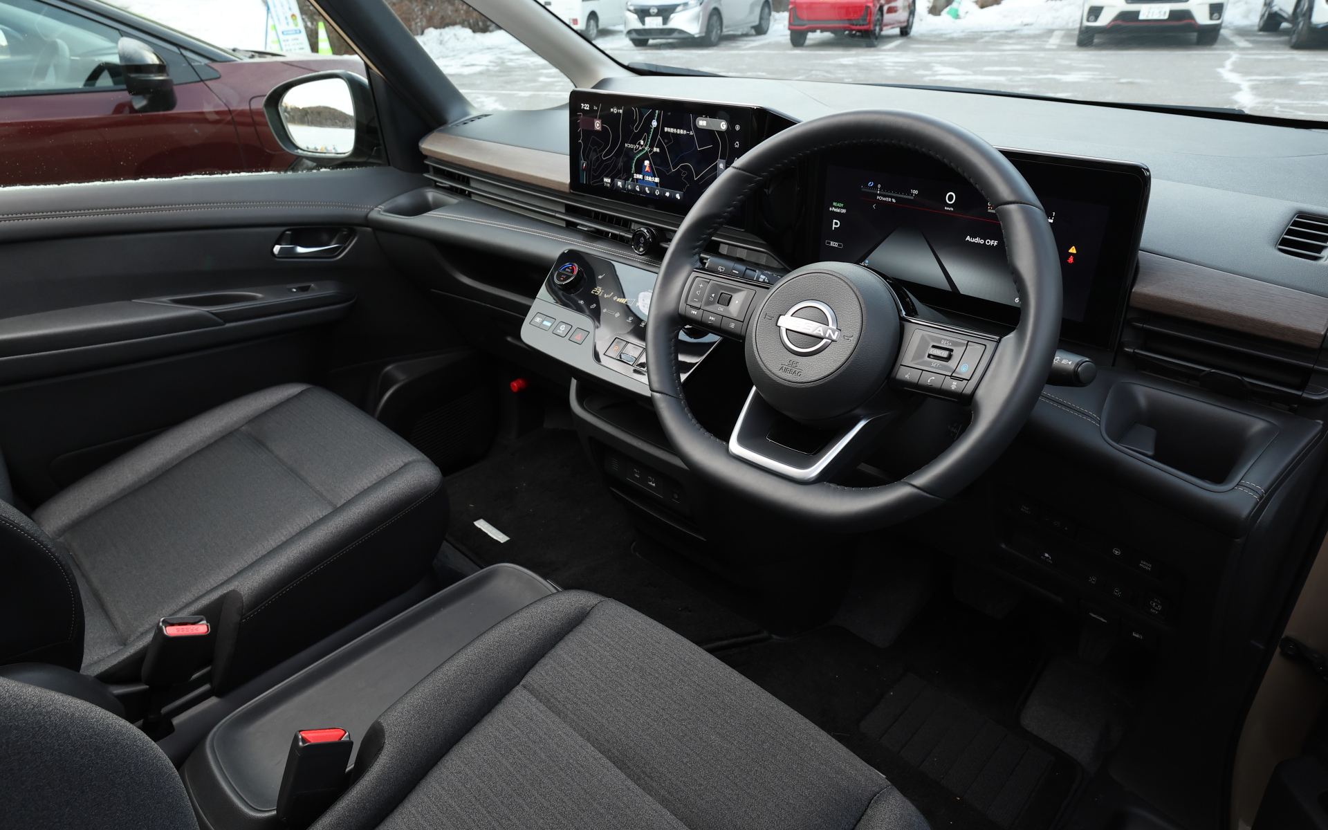 セレナ e-POWER ハイウェイスターV。直列3気筒1.5リッターエンジンを発電用に搭載。フロントモーターは最高出力72kW（98PS）/5600rpm、最大トルク123Nm（12.5kgfm）/5600rpmを発生する。装着スタッドレスタイヤはブリヂストン VRX3