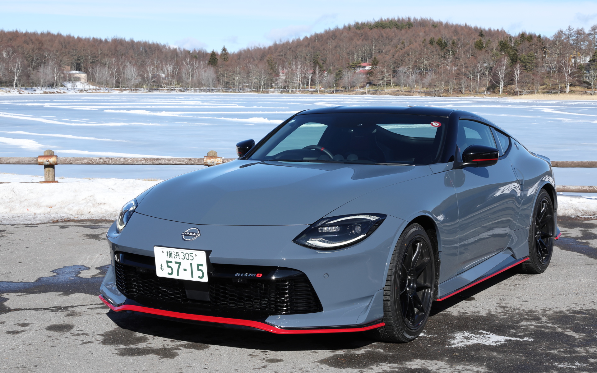 フェアレディZ ニスモ。最高出力309kW（420PS）/6400rpm、最大トルク520Nm（53.0kgfm）/2000-5200rpmを発生するNISMO専用チューニングを施したV型6気筒DOHC 3.0リッターエンジンを搭載し、後輪を駆動する。組み合わされるトランスミッションはマニュアルモード付フルレンジ電子制御9速AT（9M-ATx）