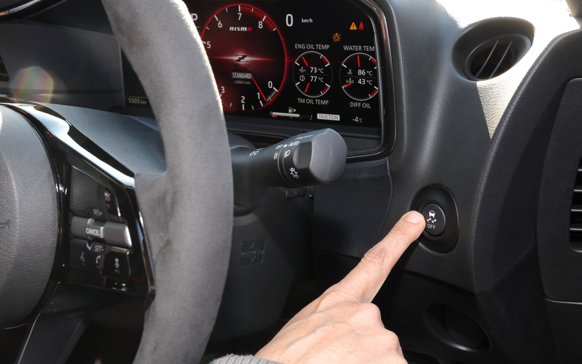 メーターパネル付近にあるVDCボタンを押すことでモードが変更できる