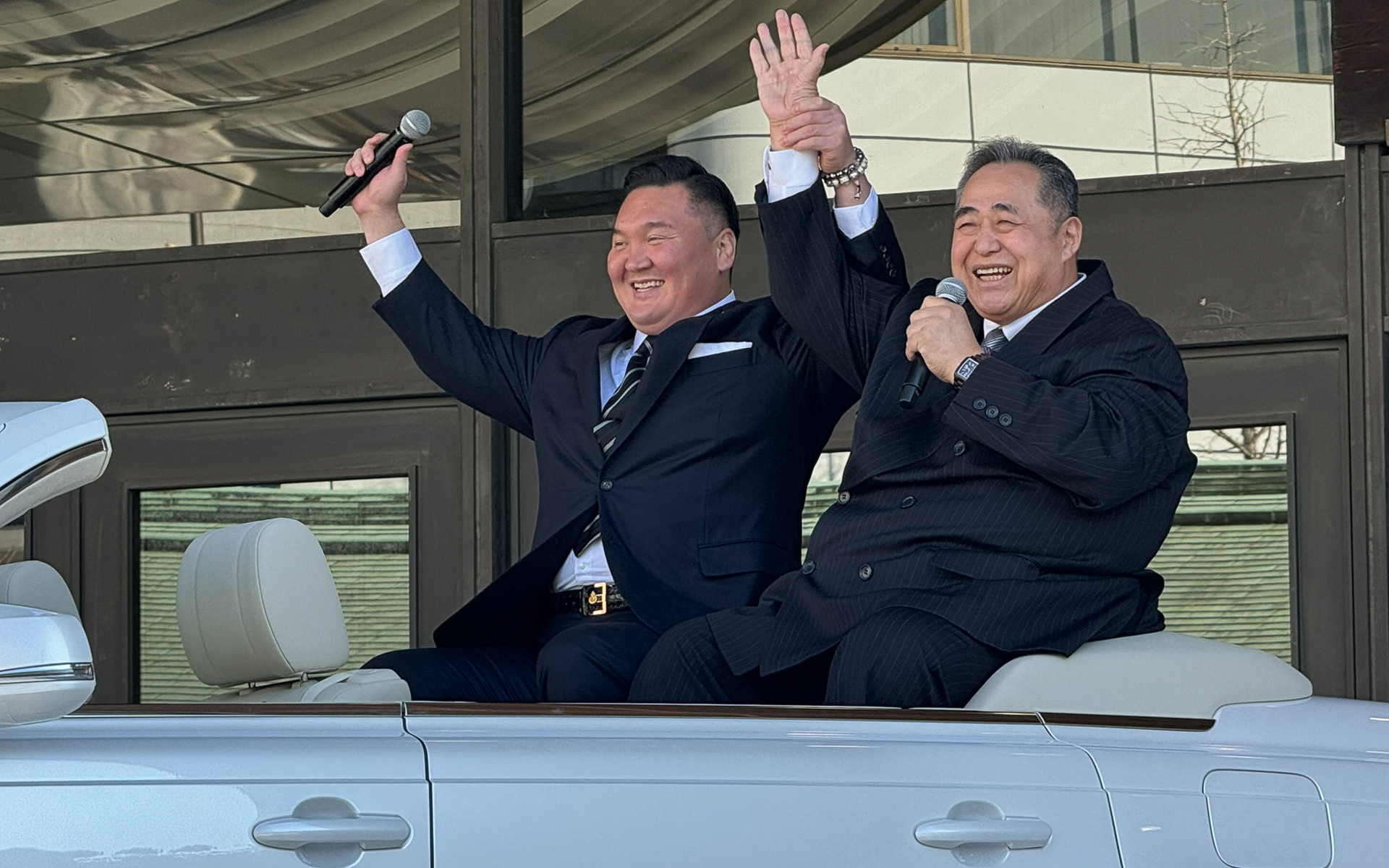 宮城野親方と芝田山親方。元力士が2人乗っても余裕の残る後席