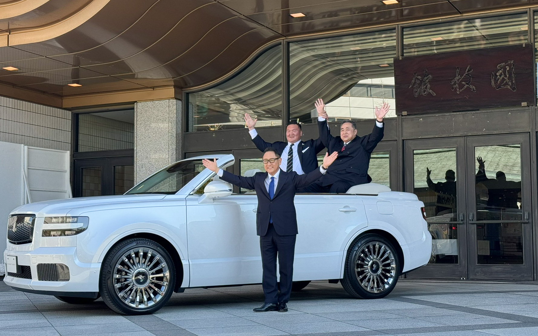 国技館で世界初披露された世界に1台の新型センチュリーSUVオープンカー。宮城野親方（後方左）、芝田山親方（後方右）、豊田章男会長（前）