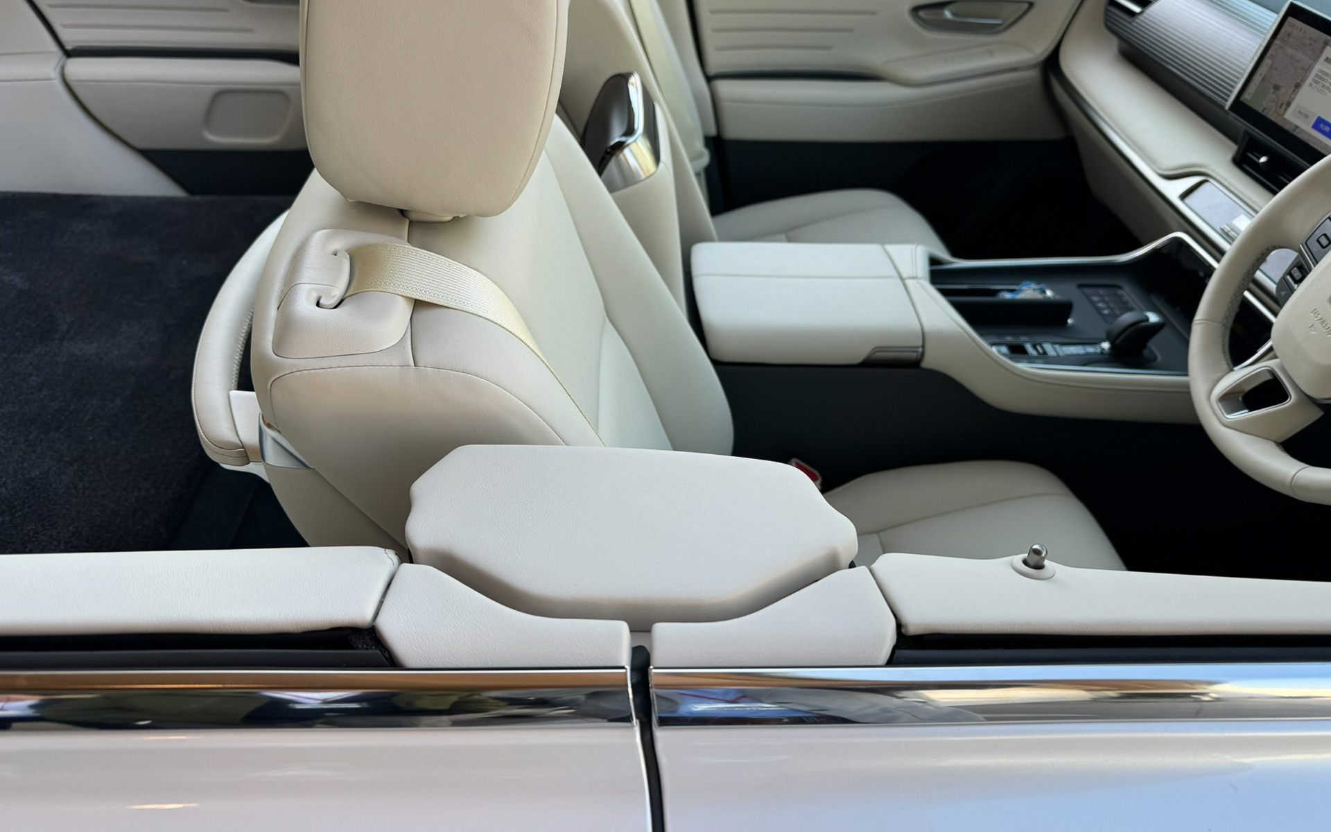 Bピラー部。Bピラーはオープン化に伴って途中で切断。化粧カバーが付加されている