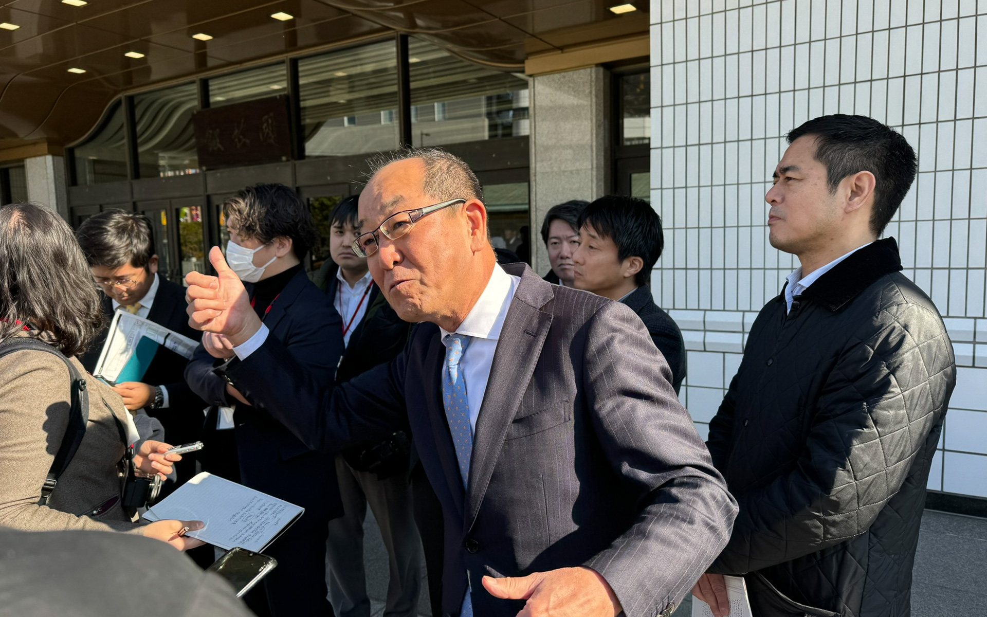報道陣の質問に答える田中義和氏。MIRAIの開発者としても知られる