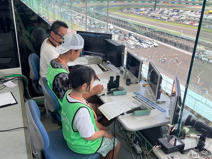 サーキット場内アナウンサー