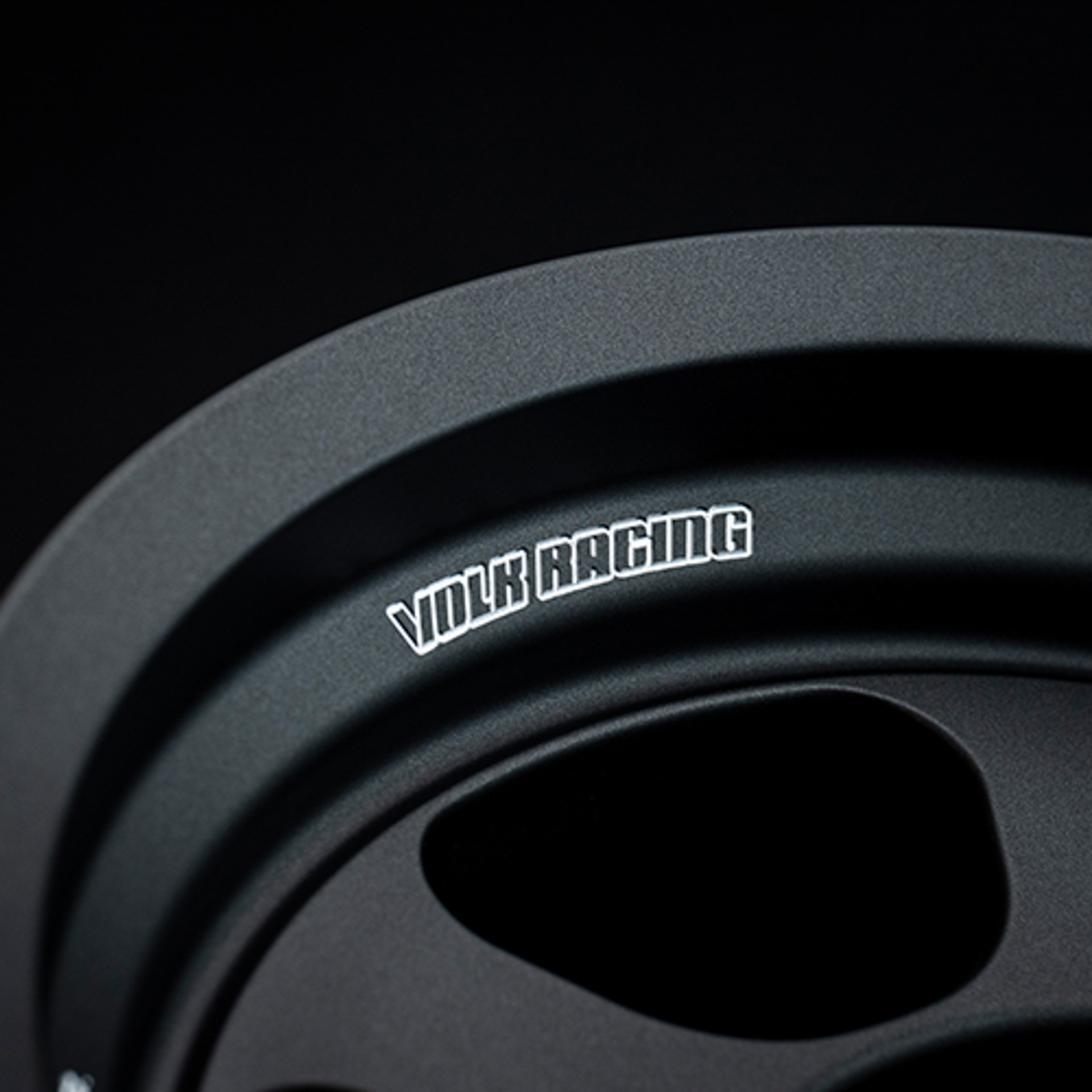 オフロードタイヤとのマッチングを考慮し、シンプルなA.M.T.マシニングを採用。ホワイトレターおよびブラックレターともに親和性の高いデザインとなっている