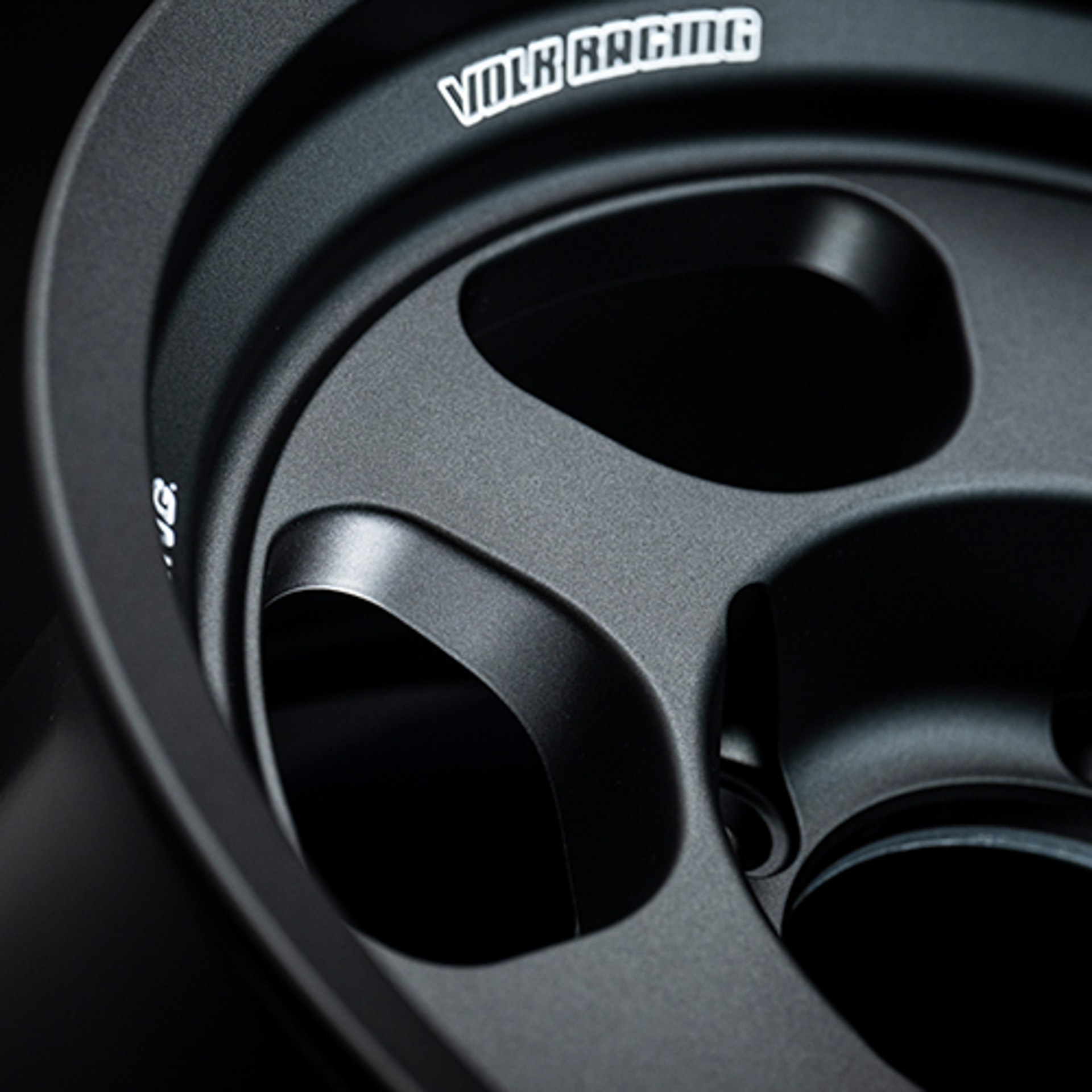 TE37の名を冠する6本スポークデザインだが、4×4にマッチするデザインに仕上げるためフラットディスクデザインを採用。デザイン面だけでなく軽量化にも寄与している