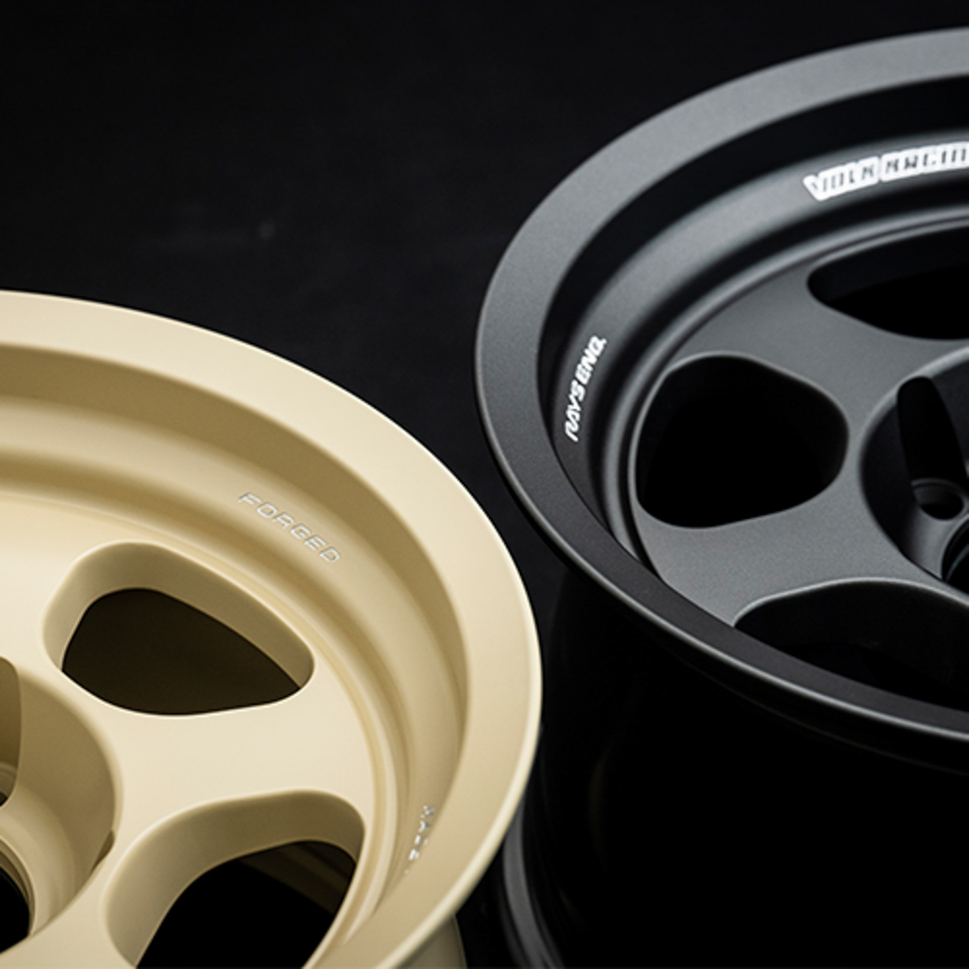 ランクル70のボディカラーに合わせたデザートイエローと、4×4をイメージさせるマットガンブラックの2色を採用。ほかのボディカラーでも親和性が高いカラーとしている