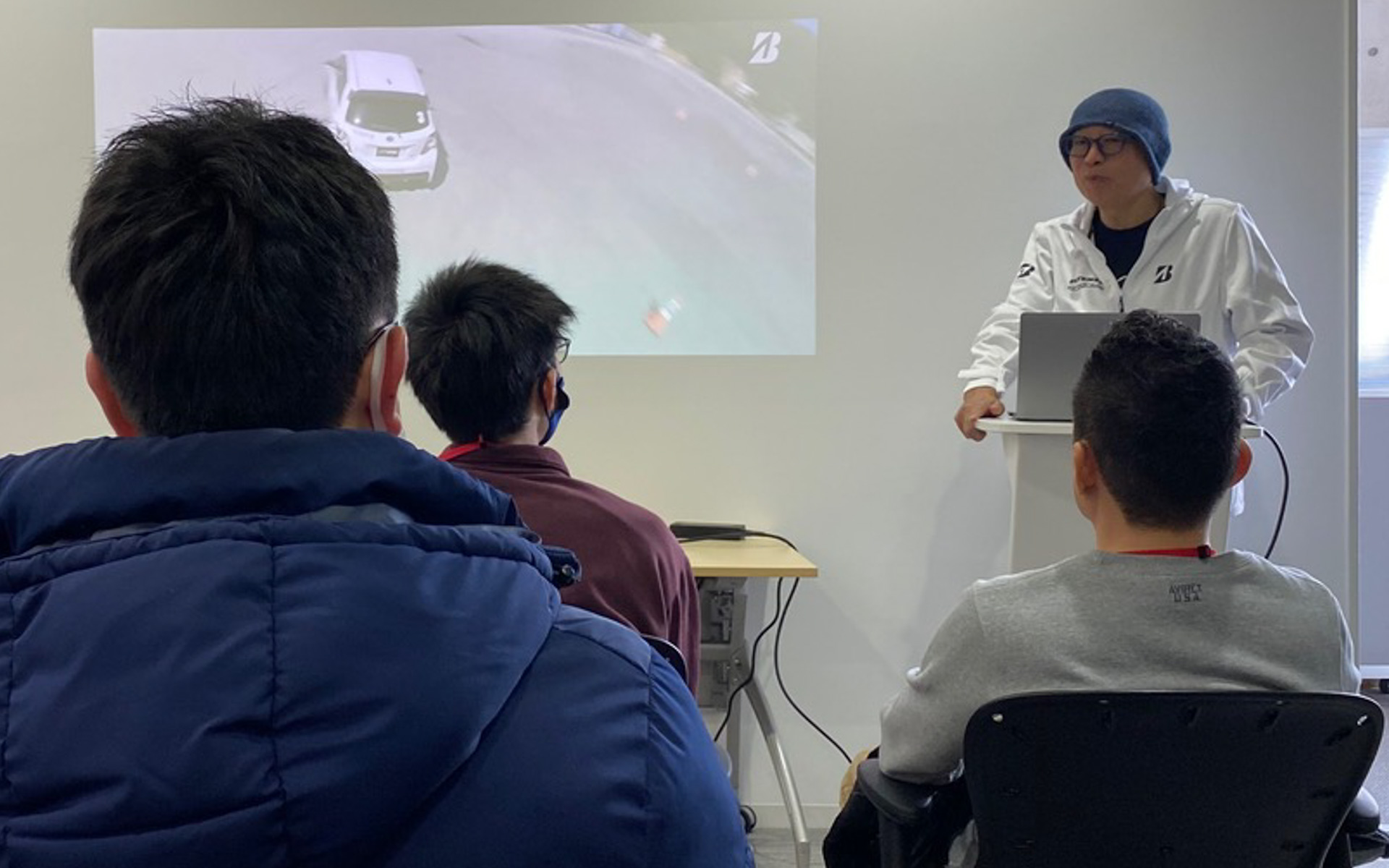 2023年7月に開講した「ブリヂストン eモータースポーツ インスティテュート」の体験イベントに参加してきました。この日のMCはJ-WAVEの番組「BRIDGESTONE DRIVE TO THE FUTURE」ナビゲーターとしてもおなじみ、ピストン西沢さん。