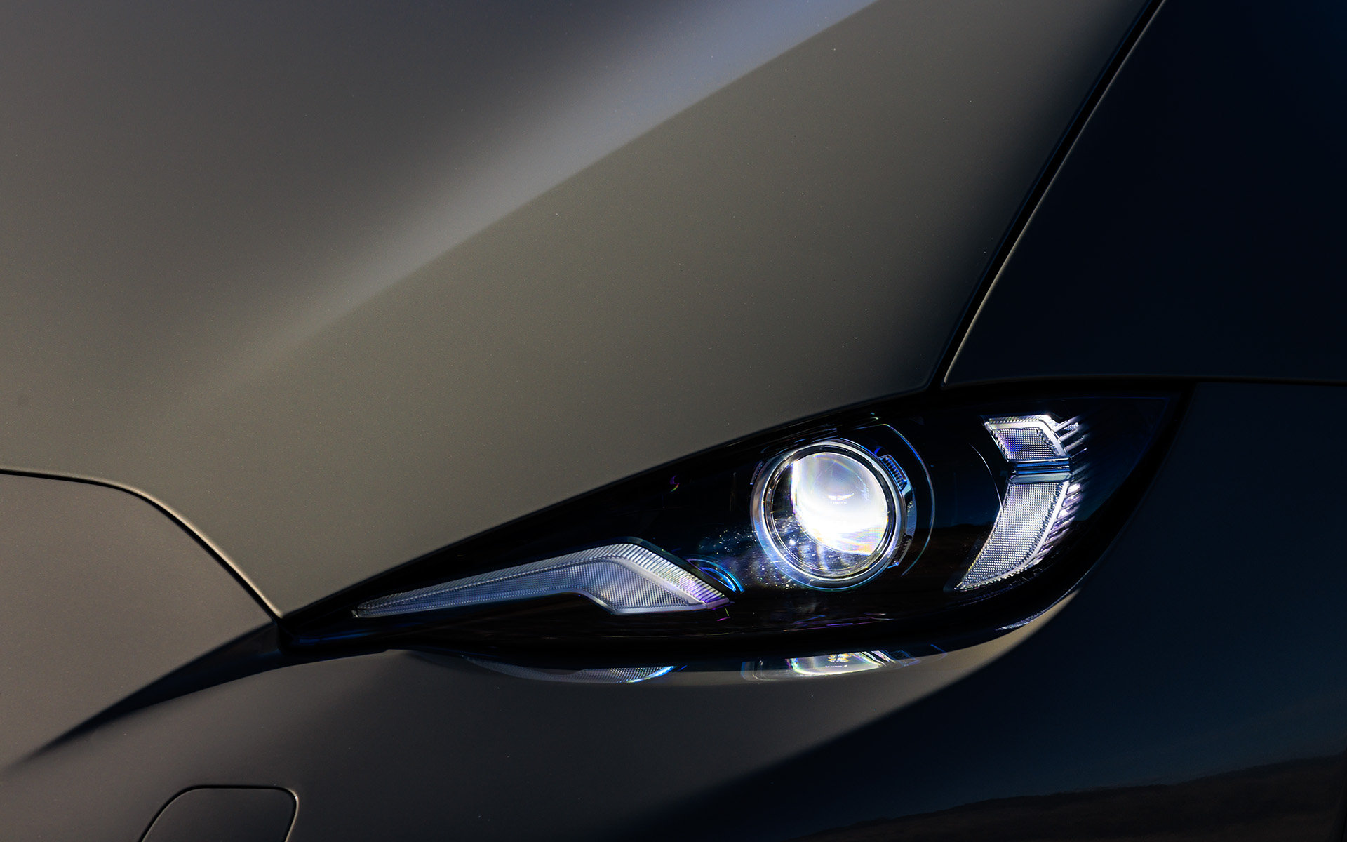 ヘッドライトはフルLEDタイプに進化