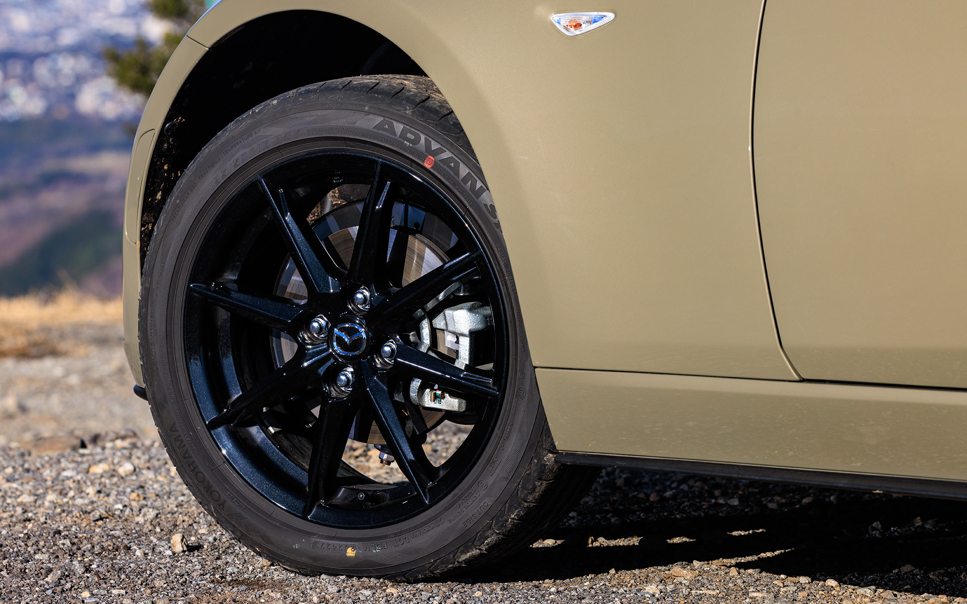 16インチホイールは機能性と軽さを重視したパフォーマンスを感じるデザインを採用