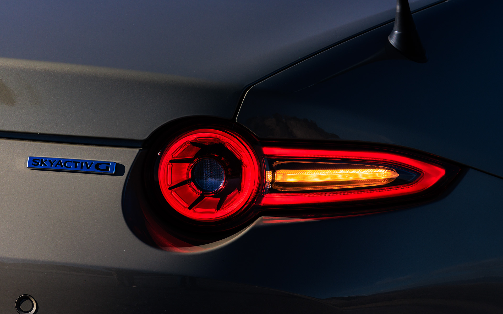 リアコンビランプもフルLED化。ジェットエンジンのアフターバーナーをイメージしたデザインを採用している