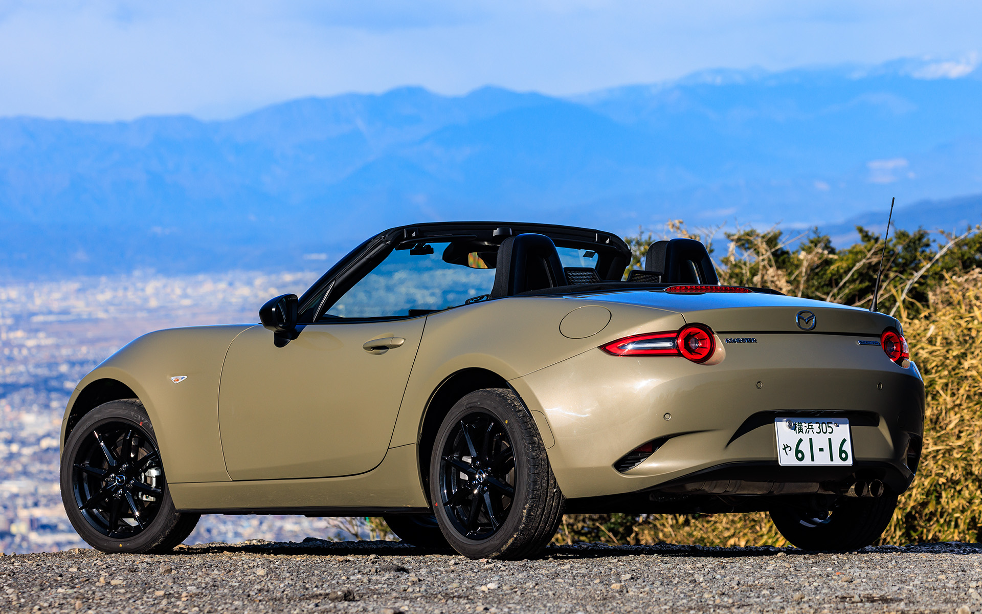 ボディカラーはジルコンサンドメタリック