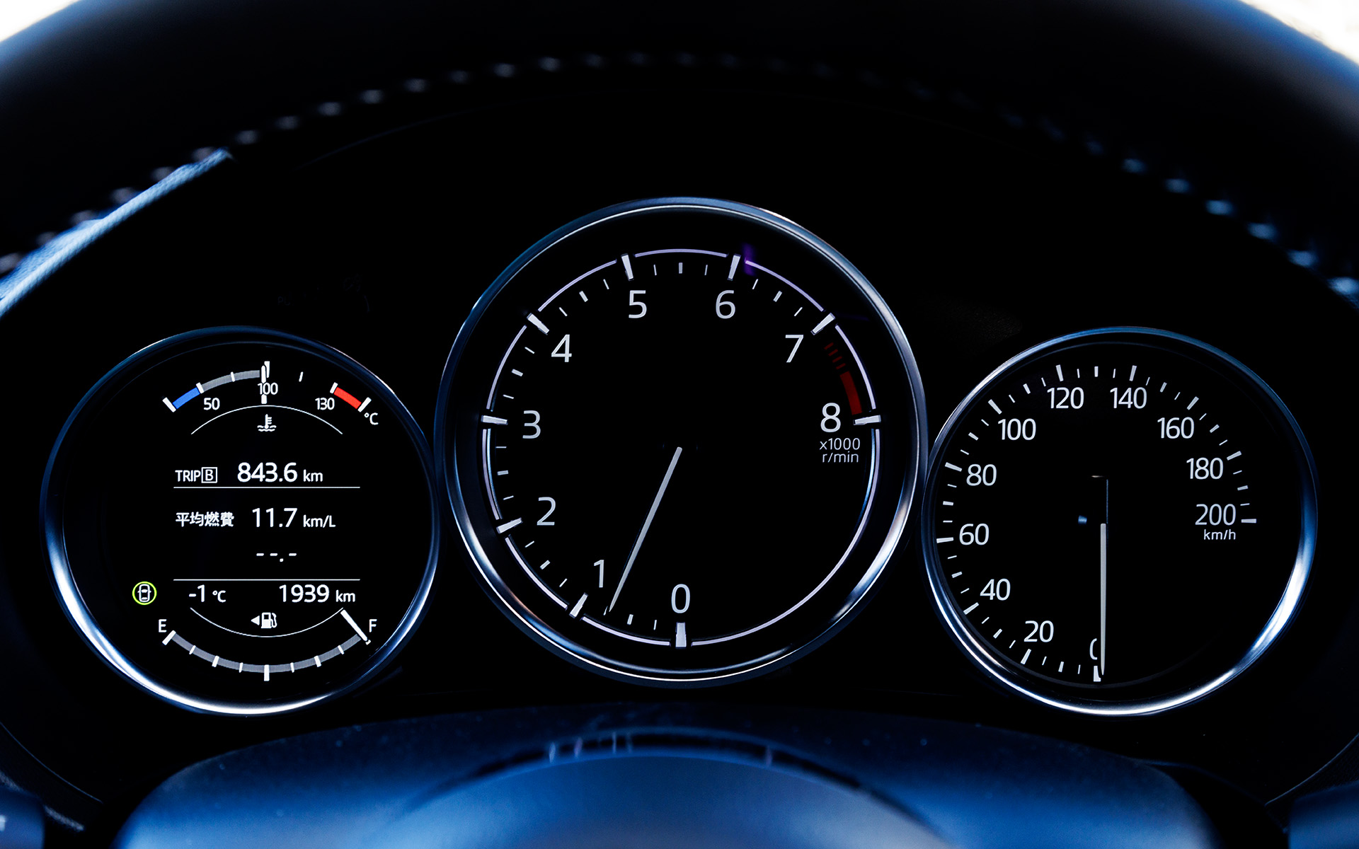 漆黒の文字盤とともにシャープな指針となり、立体メモリのシンプル化も図られている