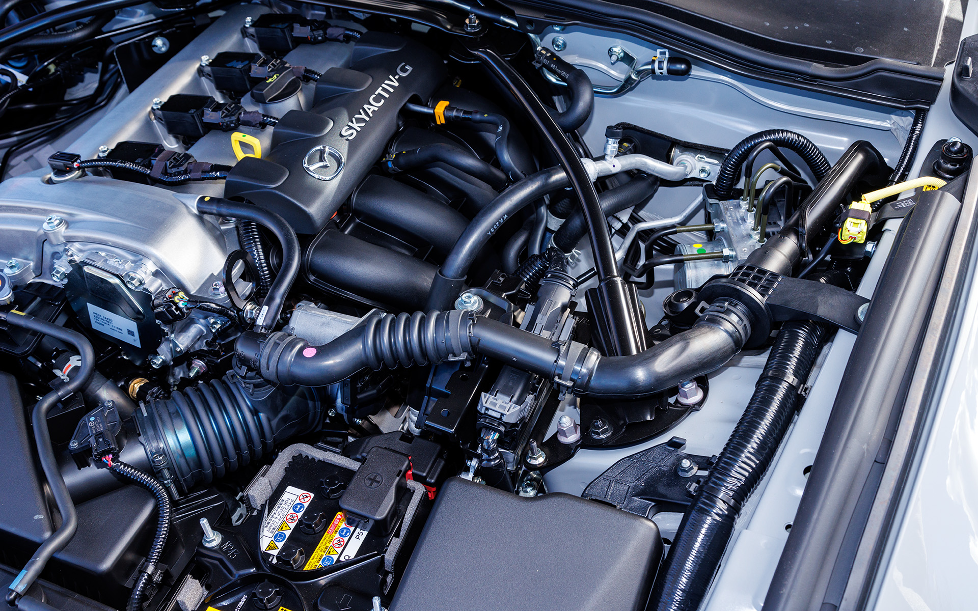 吸気サウンドを室内へと響きやすくする「インダクションサウンドエンハンサー」はRSグレードのみ標準装備で、そのほかのグレードはディーラーオプションとなる（価格1万4025円）