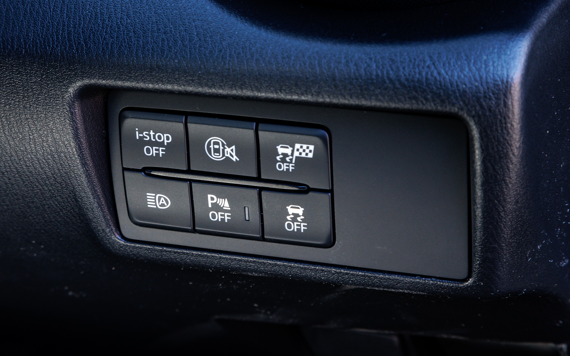 チェッカーフラッグ柄があるのが「DSC-TRACK」モードのスイッチ