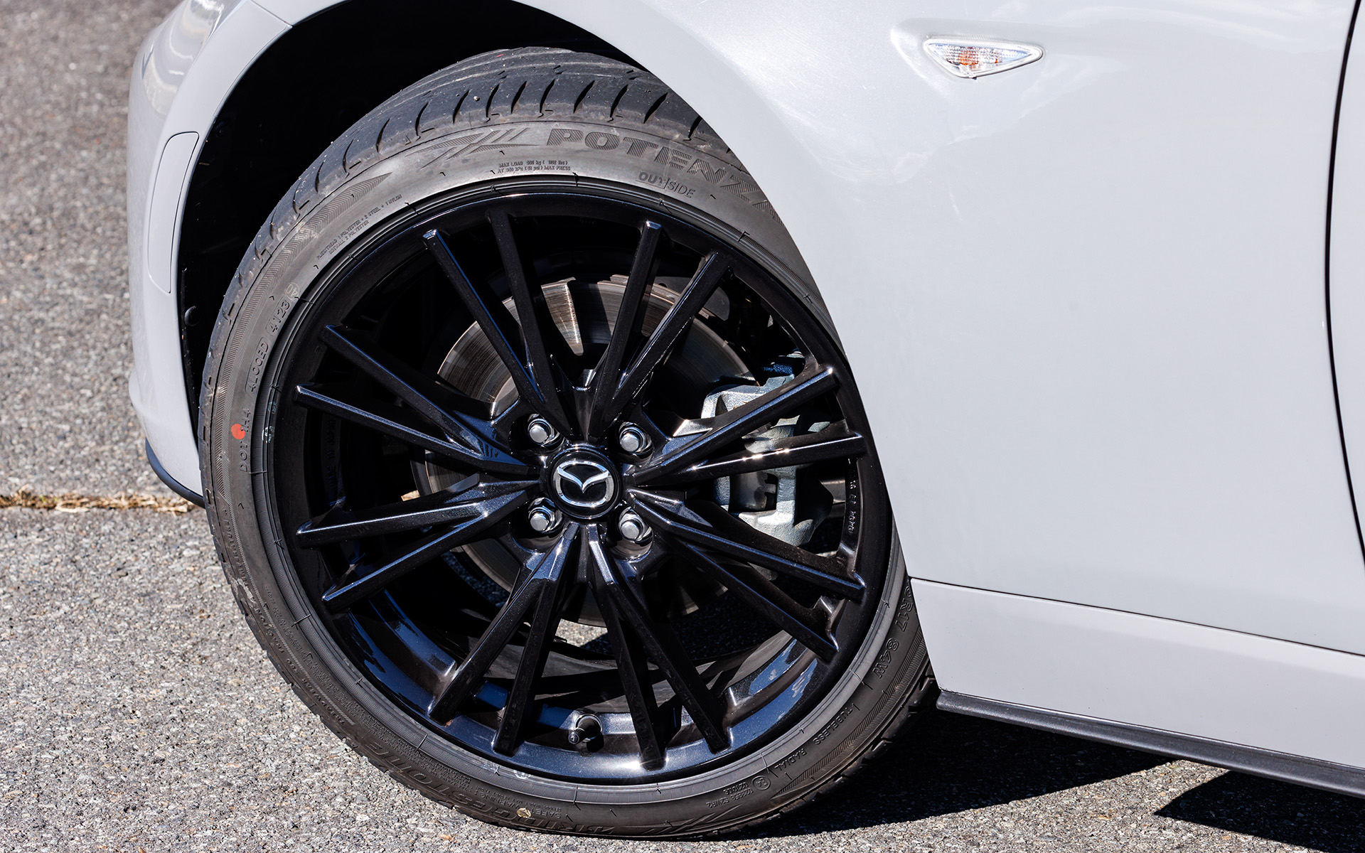 17インチホイールは華やかで大きく見えるデザインで、切削タイプも設定している