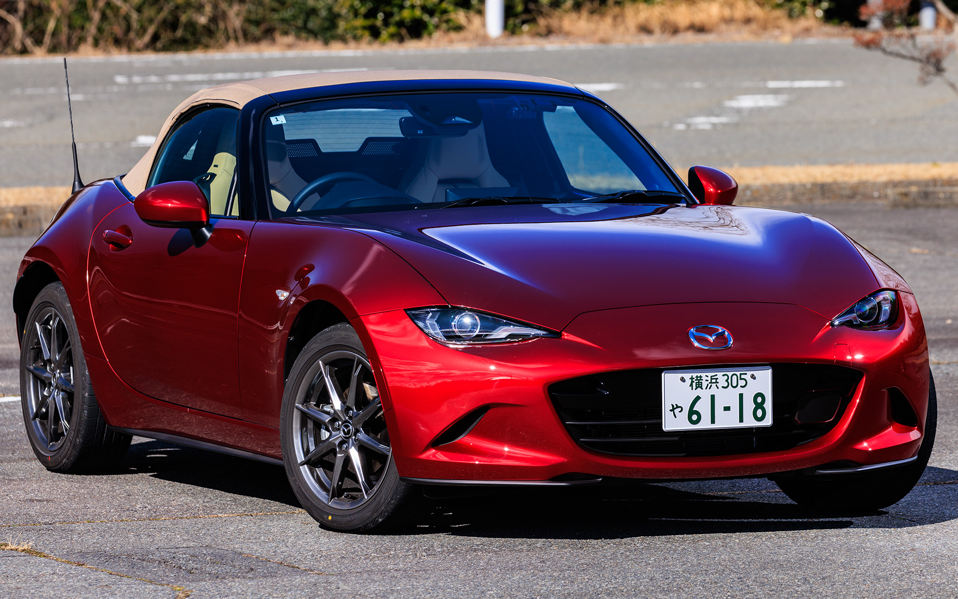 ベージュのソフトトップカラーを採用した「S Leather Package V Selection」の価格は6速MTが355万3000円、6速ATが366万8500円