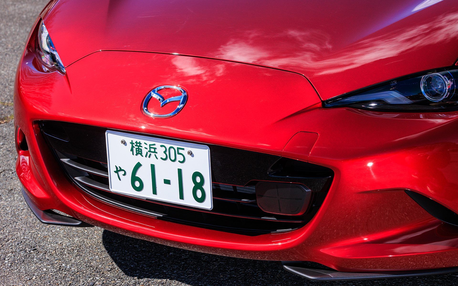 フロントグリル左前にレーダーセンサーが搭載され、先進安全装備となる「MRCC（マツダ・レーダークルーズ・コントロール）」や「スマート・ブレーキ・サポート（後退時左右接近物検知機能・SBS-RC）」などが装備された