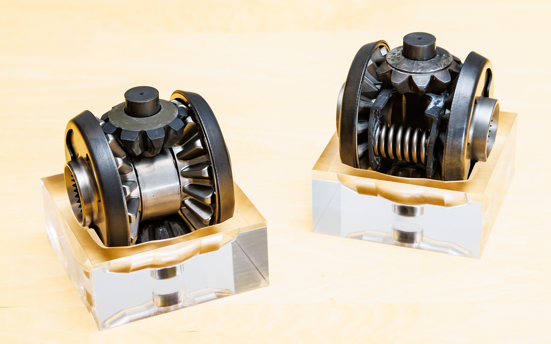 左が新開発の「アシンメトリックLSD」で、右がNB型（後期）やNC型ロードスター、RX-8に採用されていた「スーパーLSD」