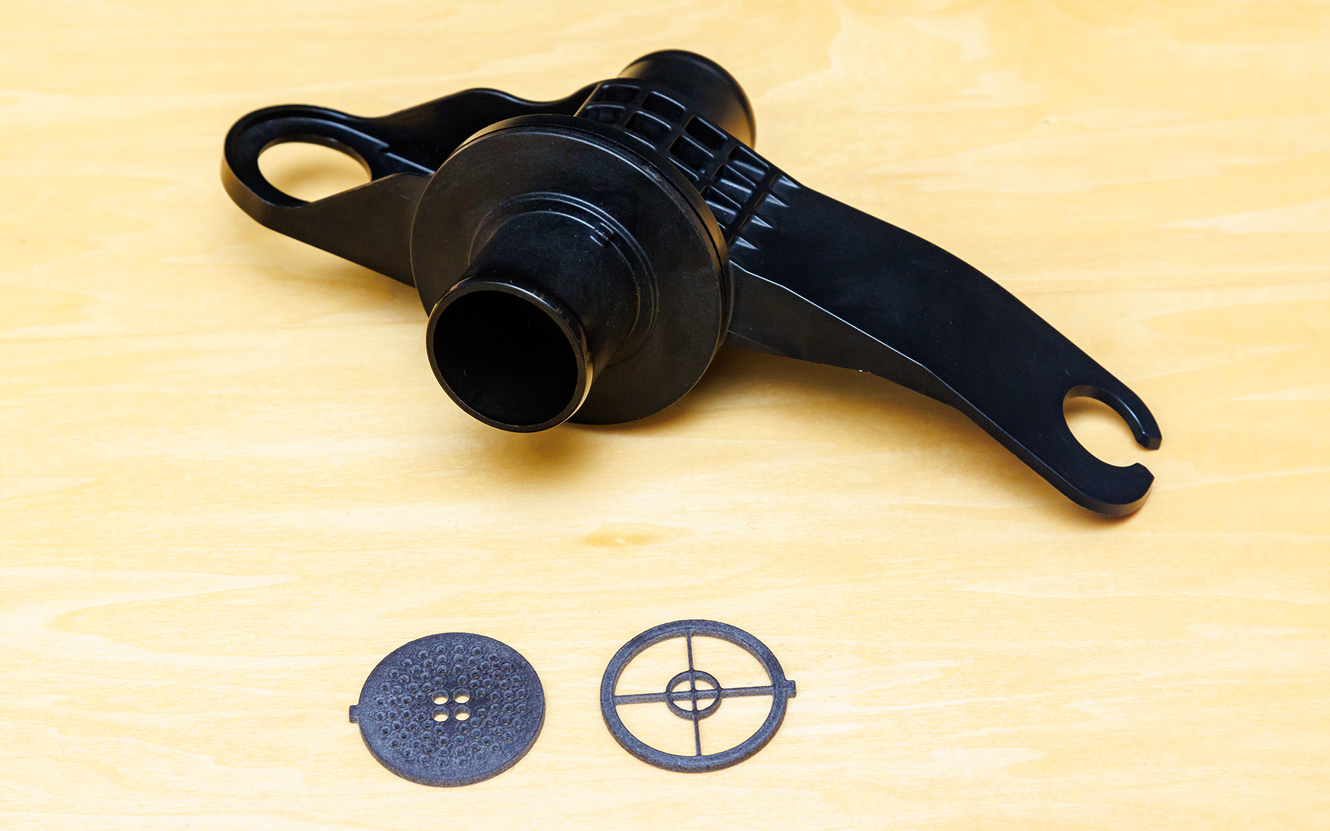 インダクションサウンドエンハンサーの内部にあるチャンバー構造を見直し、薄いゴム膜に変更したことで、エンジン回転全域でより吸気サウンドが響きやすくなったという