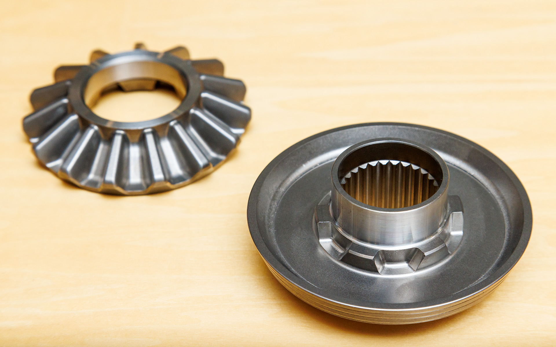 円錐クラッチLSDの内部にあるサイドギヤにカム構造を追加したほか、従来のコイルスプリングは板バネへと変更するなど、構造はまったく異なる