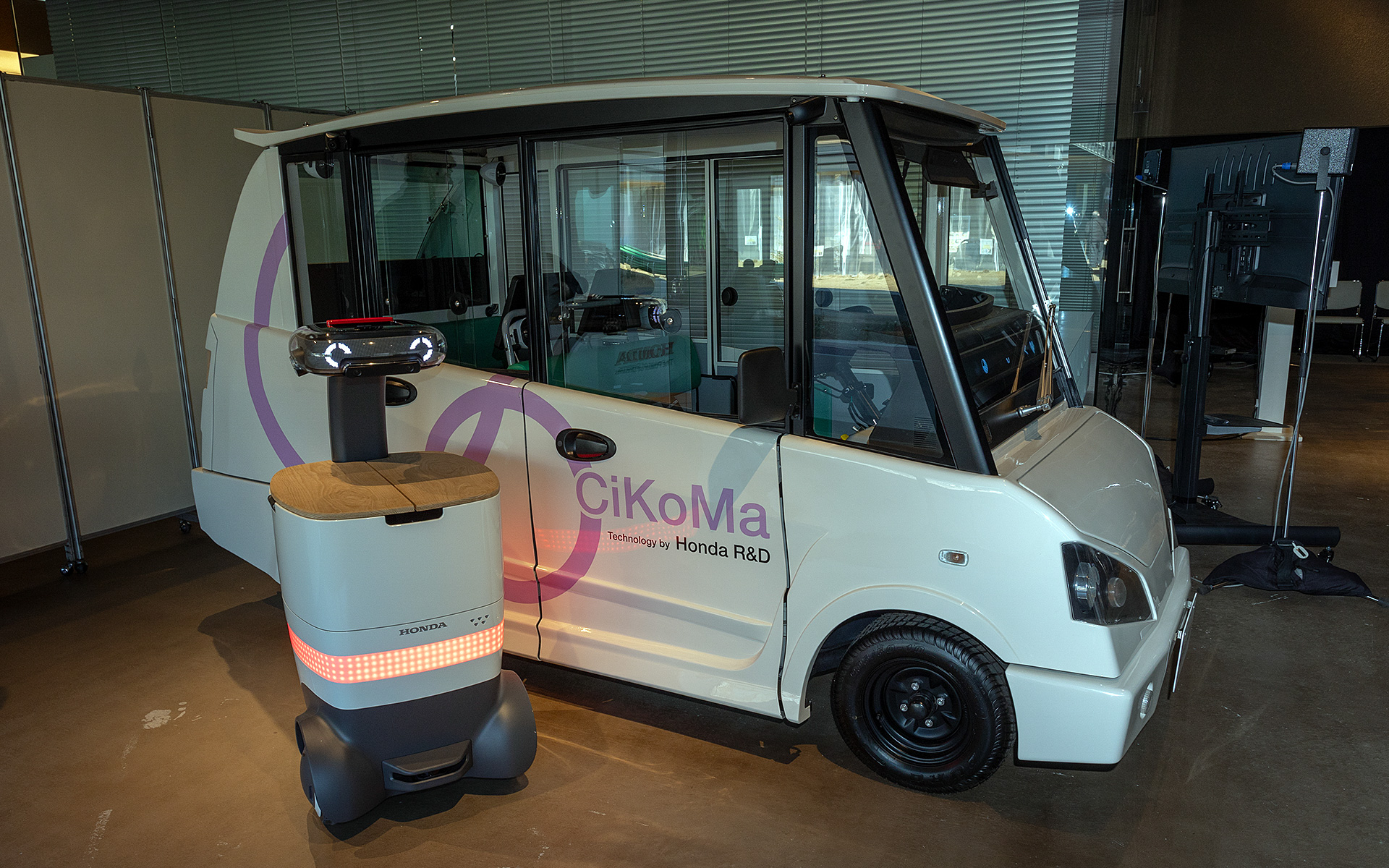 ホンダが開発を進める「Honda CIマイクロモビリティ」。クルマ型が「CiKoMa（サイコマ）」で、ロボット型が「WaPOCHI（ワポチ）
