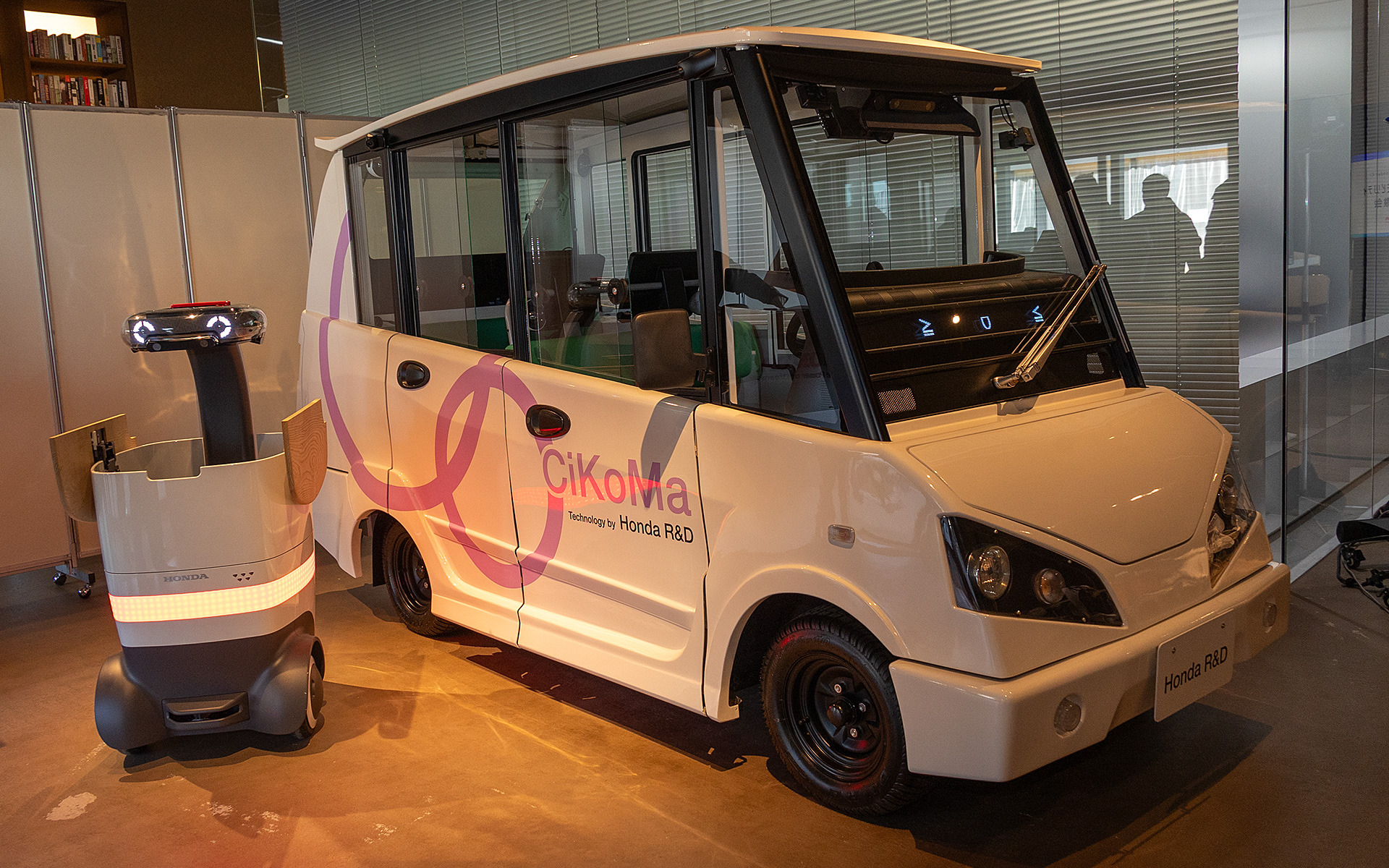 サイコマの車体は市販の電動カートを使った実験用。ホンダが作った車体ではない