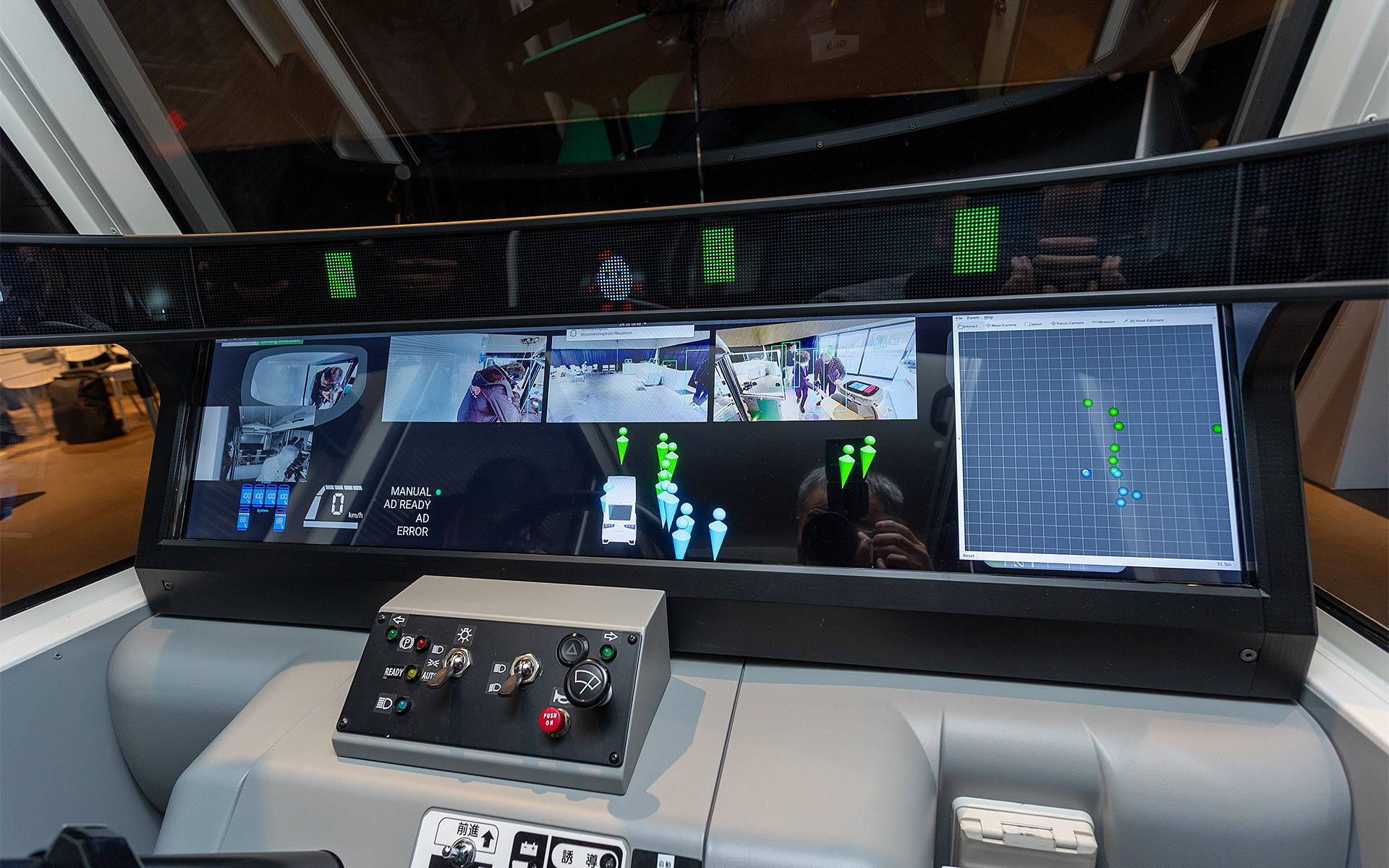 運転席まわり。走行している実証実験車両とは作りが異なっている