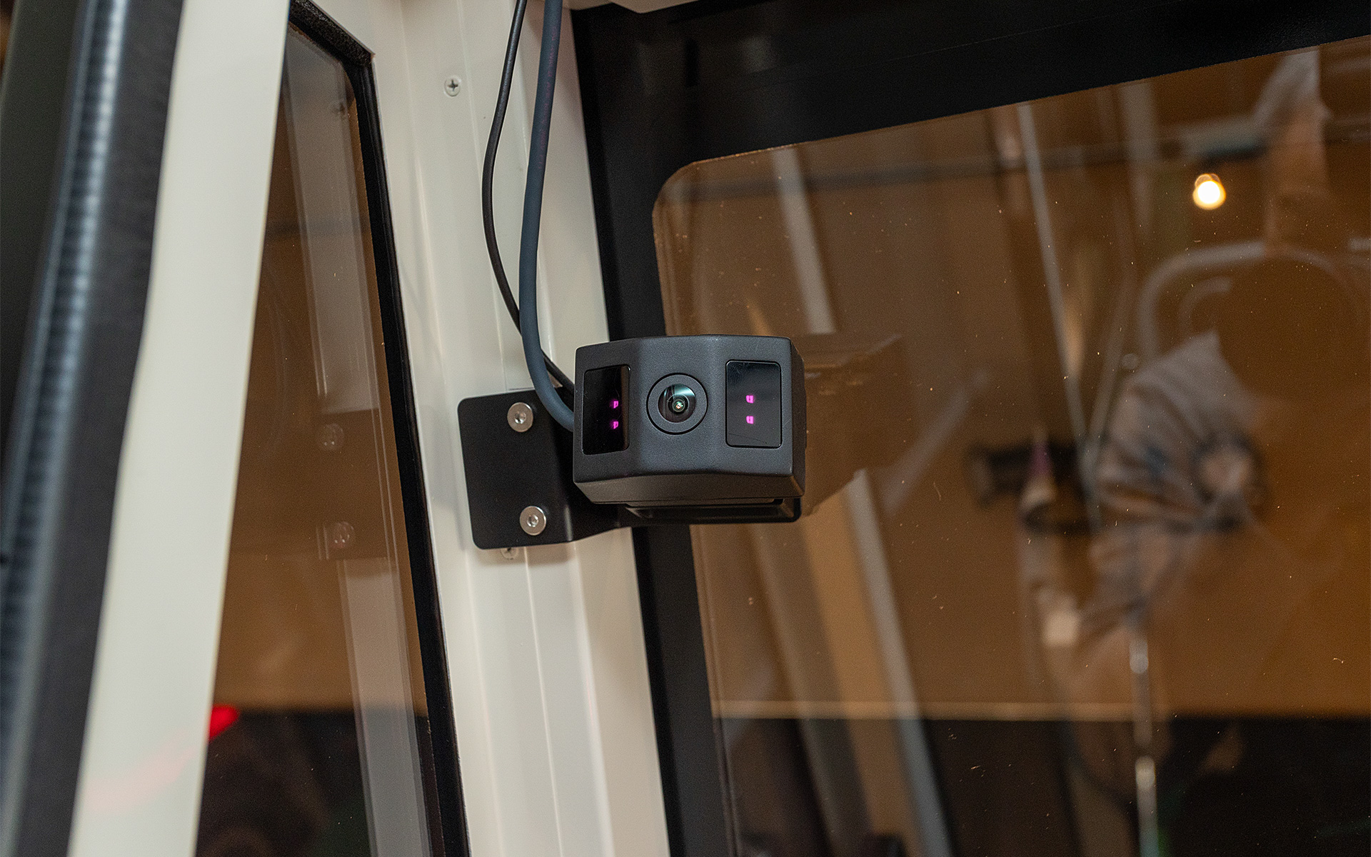 カメラ位置などを色々と試すため、暫定の車体を使っているとのこと