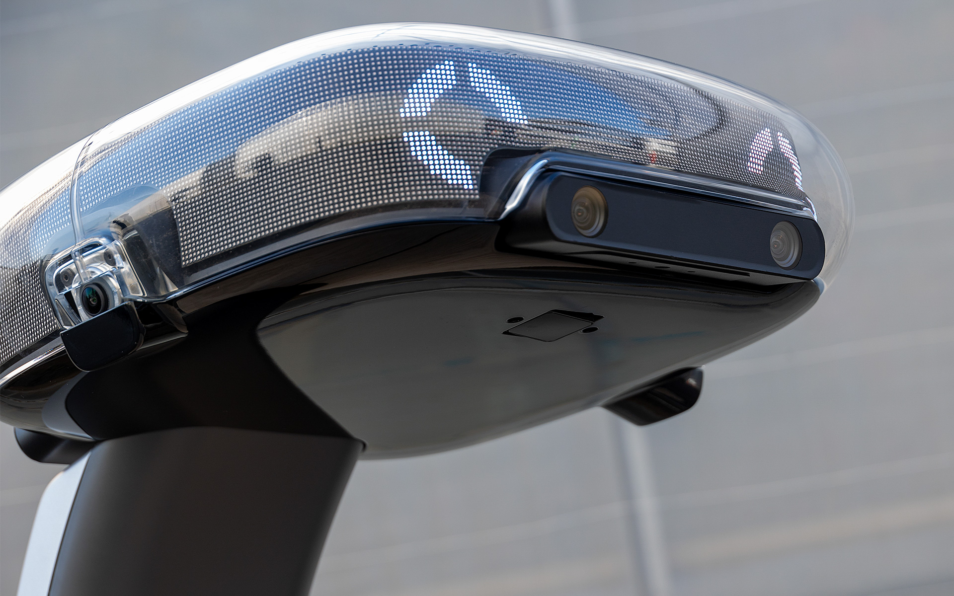 顔のような部位には前、後ろ、左右にカメラがある