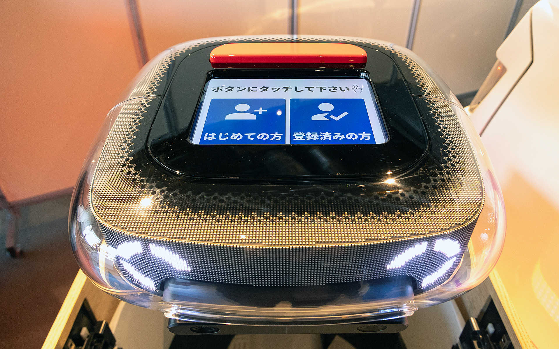 頭の上にディスプレイがあり、使用はここでボタン操作をしたあとに、頭の裏側にあるセンサーの手をかざして生体認証も行なう