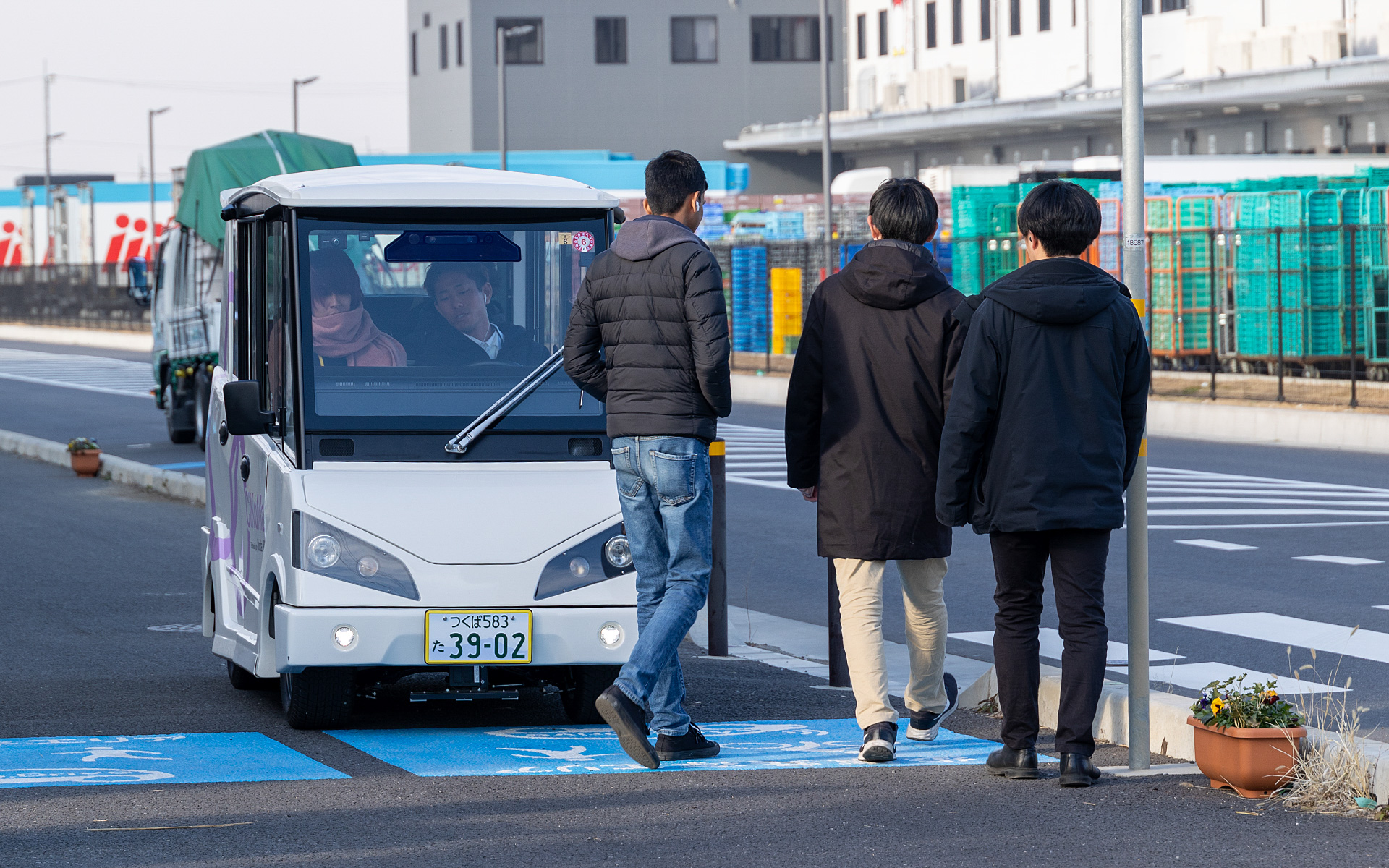 歩行者がいるときは停止して待つ