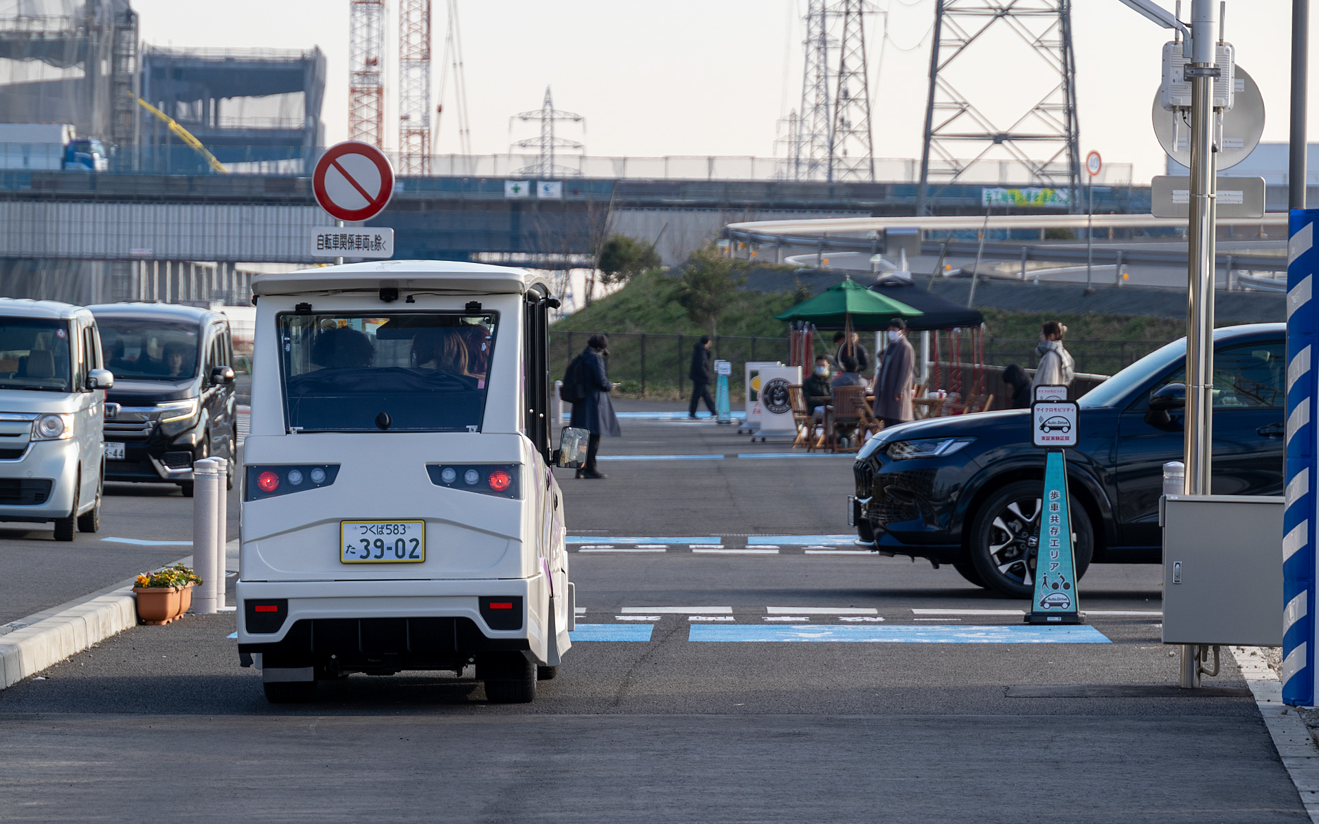 クルマとの交差もスムーズに行なう