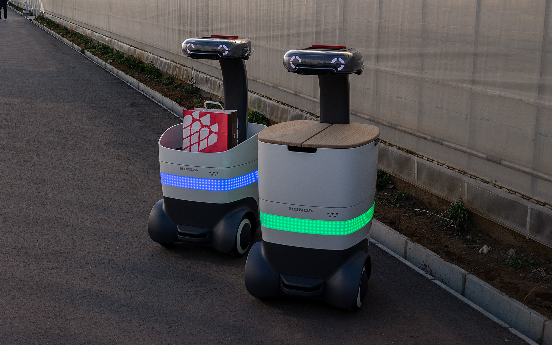 こちらはワポチ。先導時はボディのLEDが目立つ色となりまわりの歩行者に注意を促す。追従時は落ち着いた青色に点灯