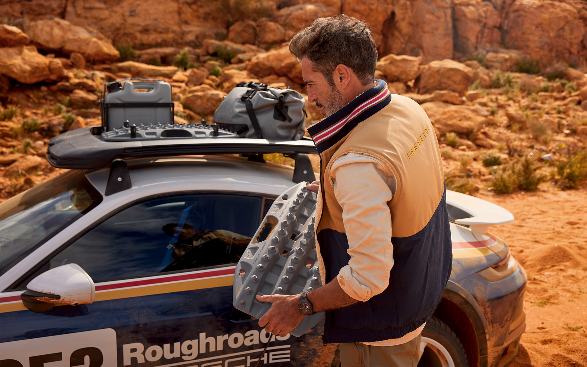 オンラインサイトでは時計やアクセサリー、バッグなど小物に加え、日本限定発売のアイテムも展開予定