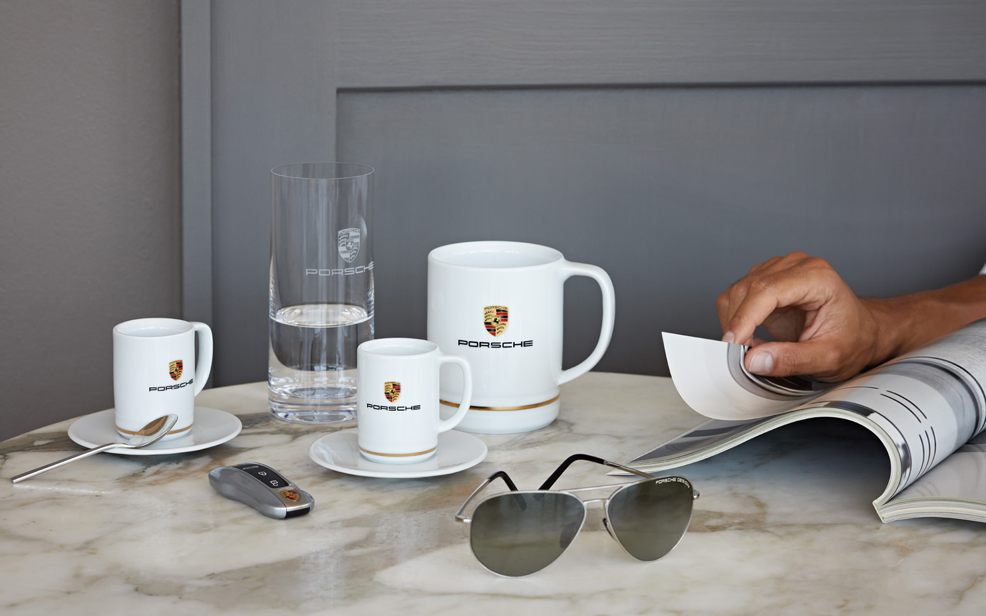 オンラインサイトでは時計やアクセサリー、バッグなど小物に加え、日本限定発売のアイテムも展開予定