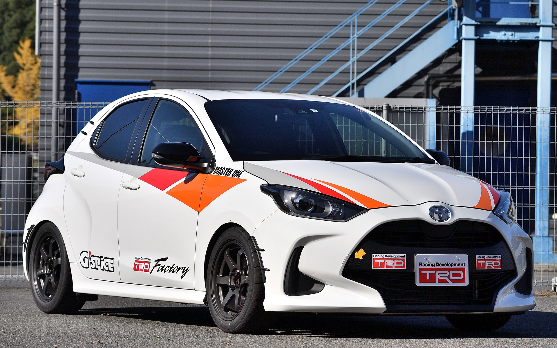 こちらのヤリスはXグレードで、「手軽にスポーツ走行を楽しむ」をコンセプトとしたモデル。手に入れやすい価格、1t切りの軽い車体、120PSの動力性能が武器で、全日本戦でも勝利を狙えるレベルのジムカーナ仕様をベースに今回の試乗会向けに仕上げたという。アイテムとしては軽量フライホイール（最終試作品）、サスペンションキット、フルバケットシート、6点式シートベルトなどを装着