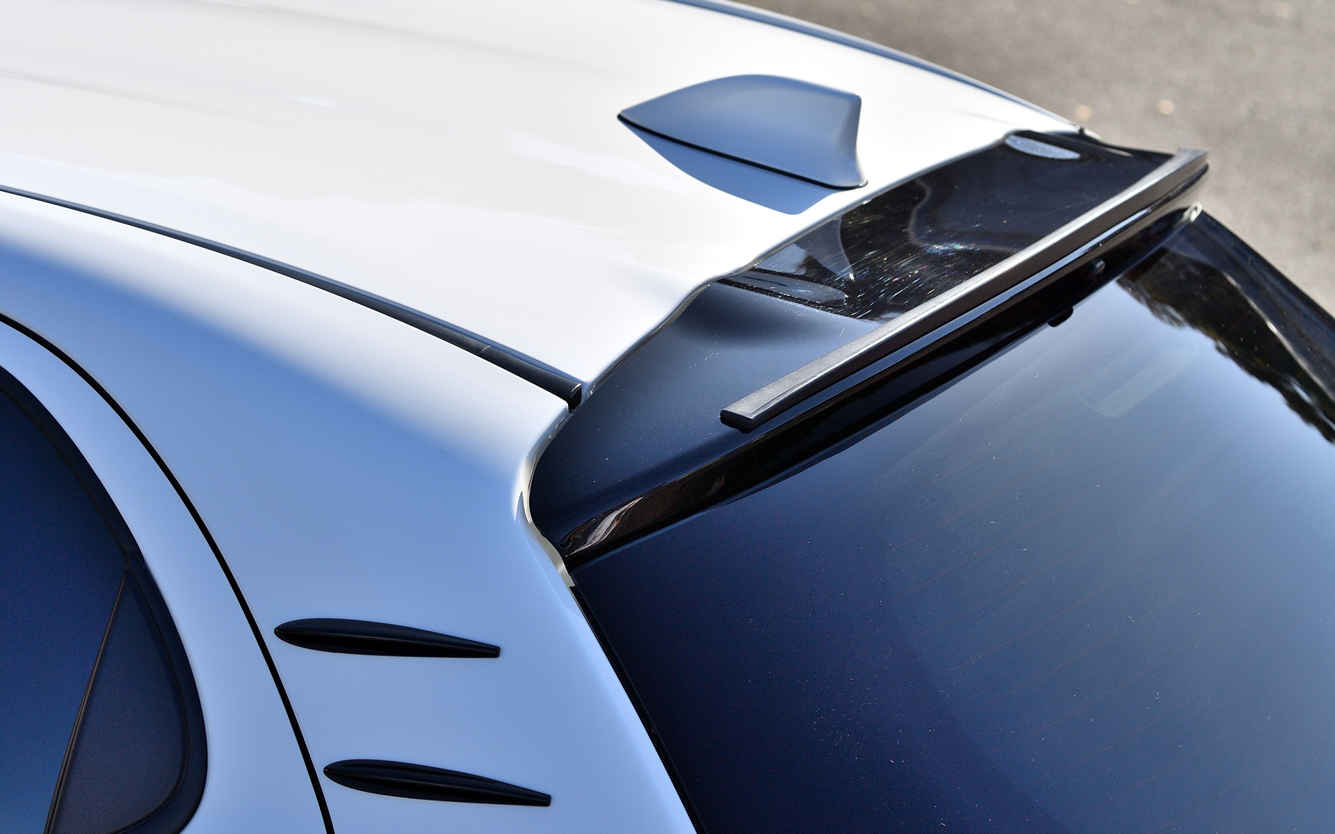 こちらのヤリスはXグレードで、「手軽にスポーツ走行を楽しむ」をコンセプトとしたモデル。手に入れやすい価格、1t切りの軽い車体、120PSの動力性能が武器で、全日本戦でも勝利を狙えるレベルのジムカーナ仕様をベースに今回の試乗会向けに仕上げたという。アイテムとしては軽量フライホイール（最終試作品）、サスペンションキット、フルバケットシート、6点式シートベルトなどを装着