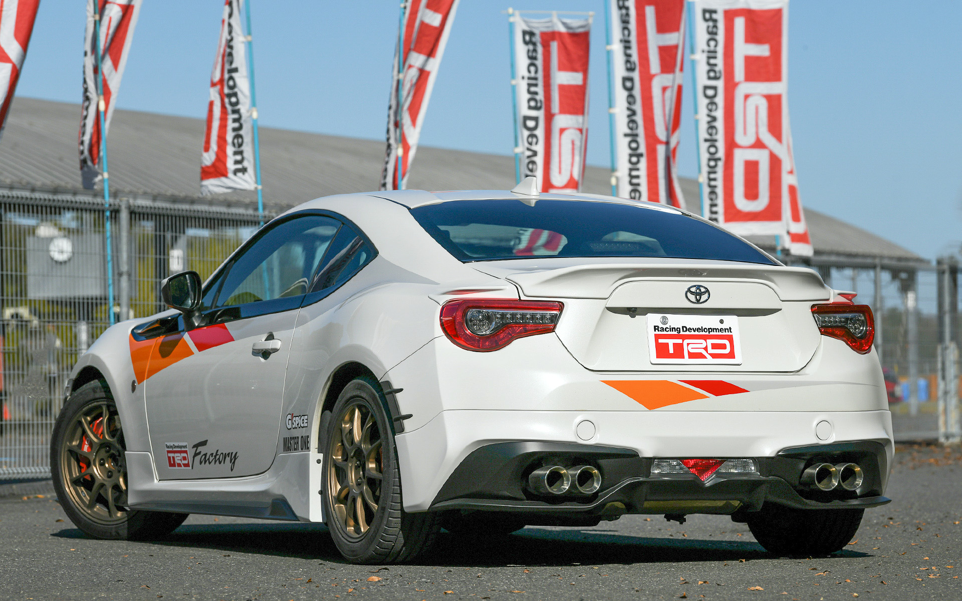 こちらの86（ZN6）はTRDがあえてFRスポーツ車の楽しさを再確認してもらうため、数あるTRDパーツの中から厳選したものだけを装着した。いわば手ごろになってきた初代86の中古車をベースにカスタムを楽しんでもらうための手本となるモデル。エアロパーツをはじめハイレスポンスマフラー、サスペンションキット、機械式LSD、モノブロックブレーキキット、ブレース＆タワーバー、フルバケットシート、6点式シートベルトなどをセットする