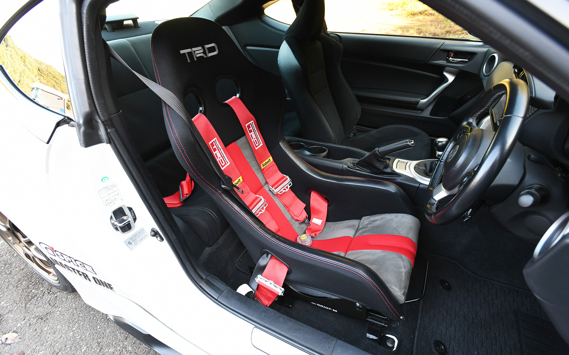 こちらの86（ZN6）はTRDがあえてFRスポーツ車の楽しさを再確認してもらうため、数あるTRDパーツの中から厳選したものだけを装着した。いわば手ごろになってきた初代86の中古車をベースにカスタムを楽しんでもらうための手本となるモデル。エアロパーツをはじめハイレスポンスマフラー、サスペンションキット、機械式LSD、モノブロックブレーキキット、ブレース＆タワーバー、フルバケットシート、6点式シートベルトなどをセットする